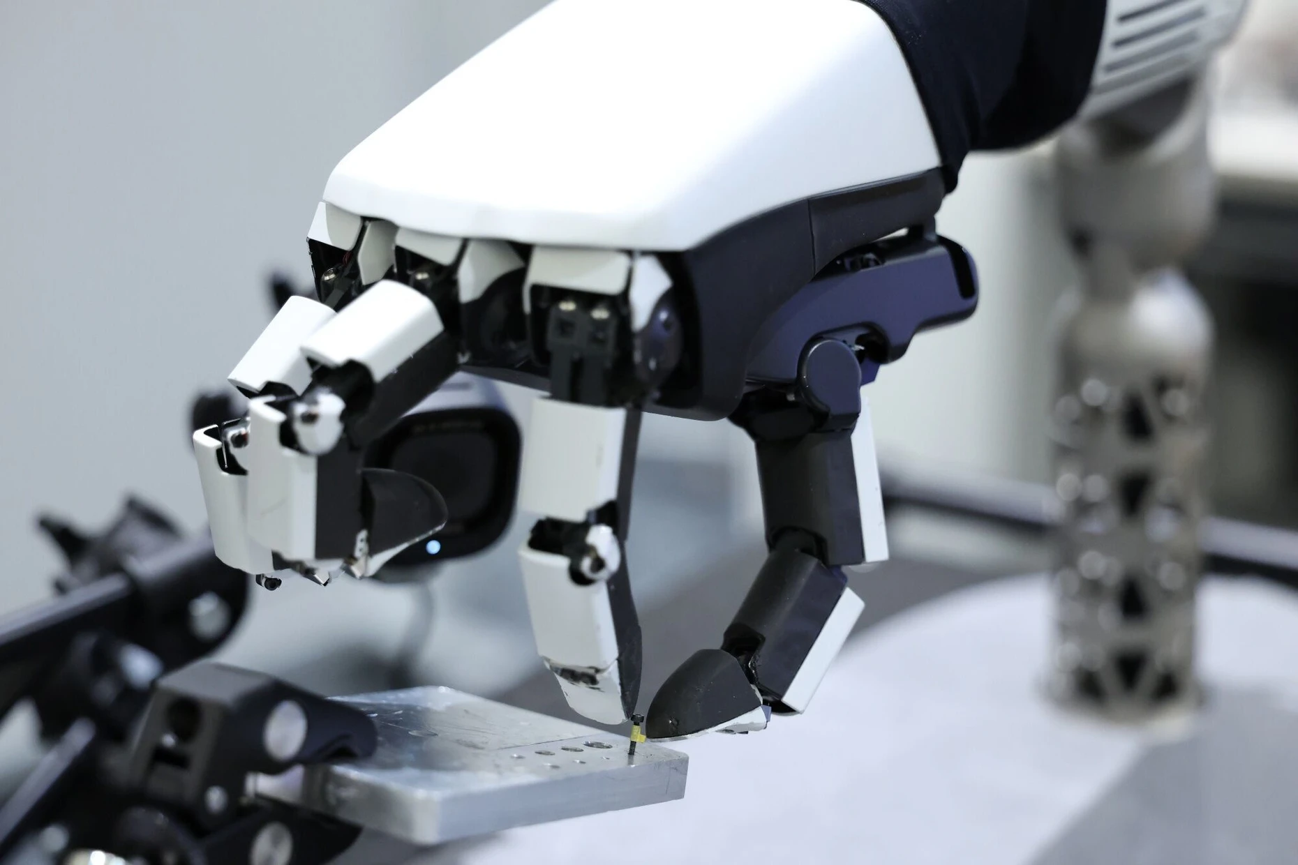Vier Finger, kleinste Schrauben: Hondas Roboterhand im Einsatz