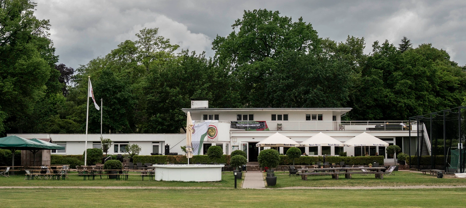 Blick auf das Vereinsheim des Hamburger Polo Club in Klein Flottbek.