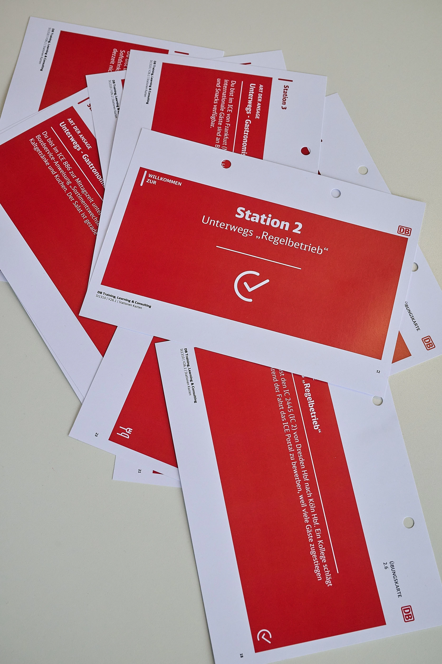 Im Training: Auf den Übungskarten stehen Stichpunkte, mit denen die Teilnehmer dann ihre Ansage formulieren sollen.