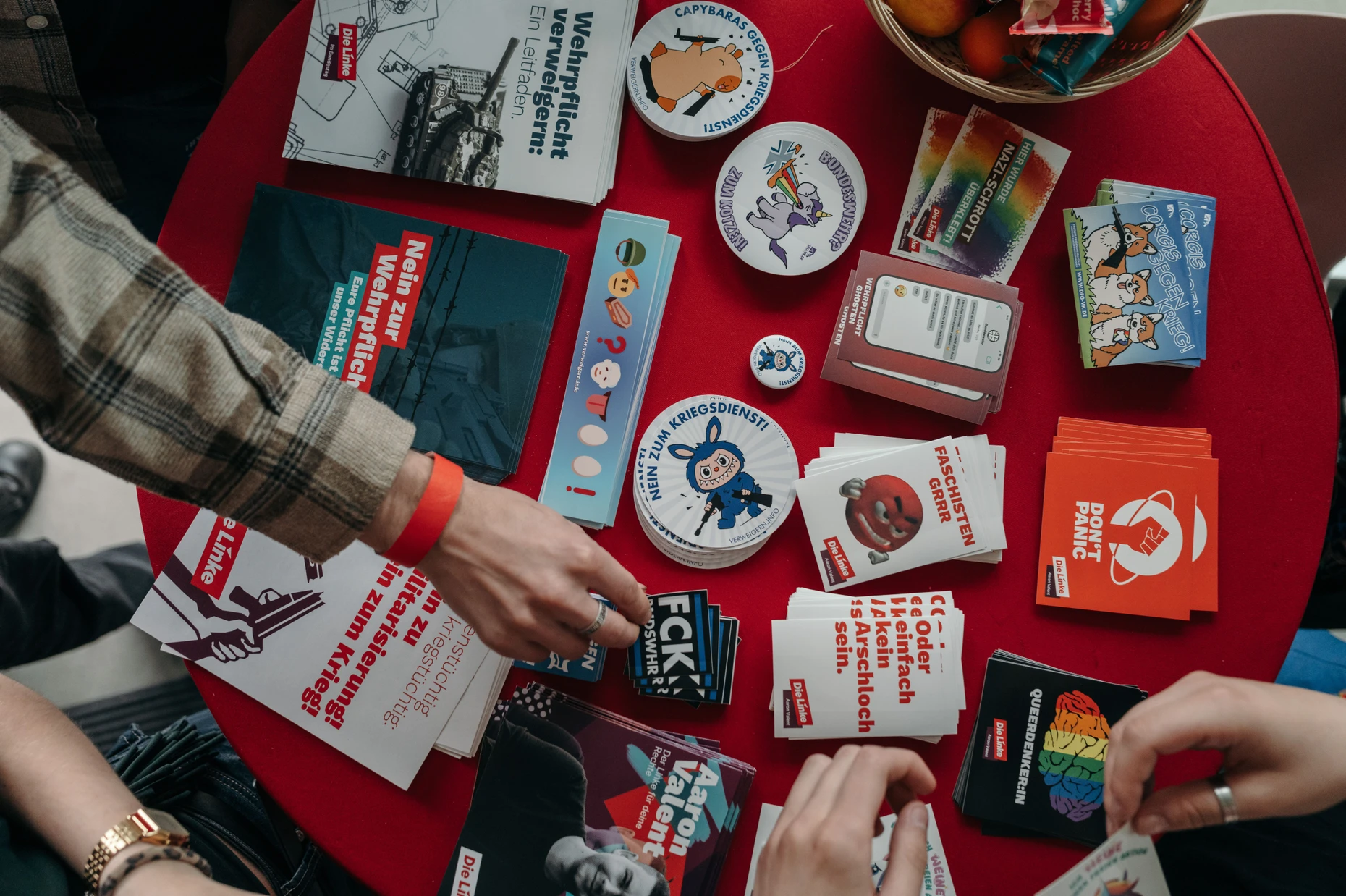 Es gibt auch Aufkleber: Die Linke macht Stimmung gegen Deutschland.