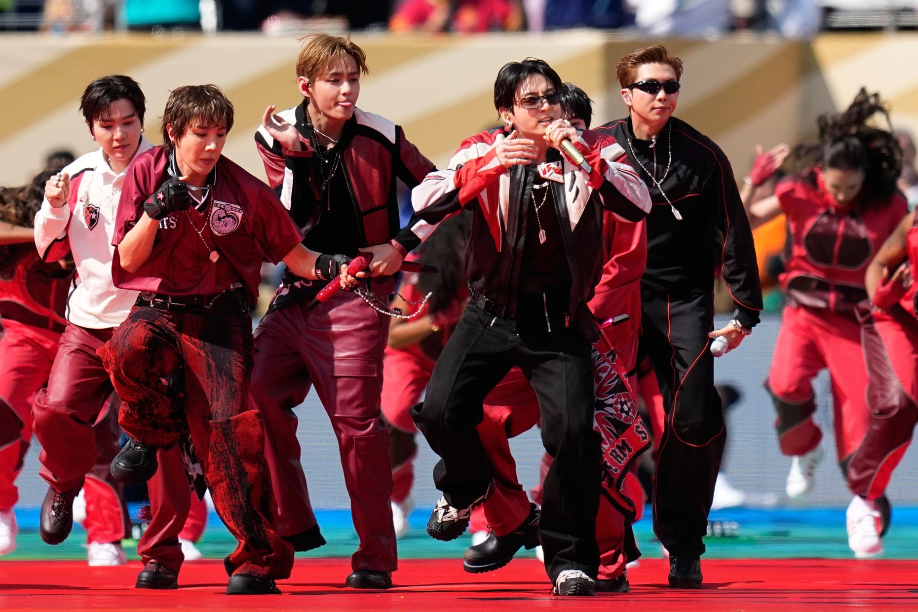 Die südkoreanische Boyband BTS während ihres Auftritts bei der Halftime Show im New-York-New-Jersey-Stadion in East Rutherford