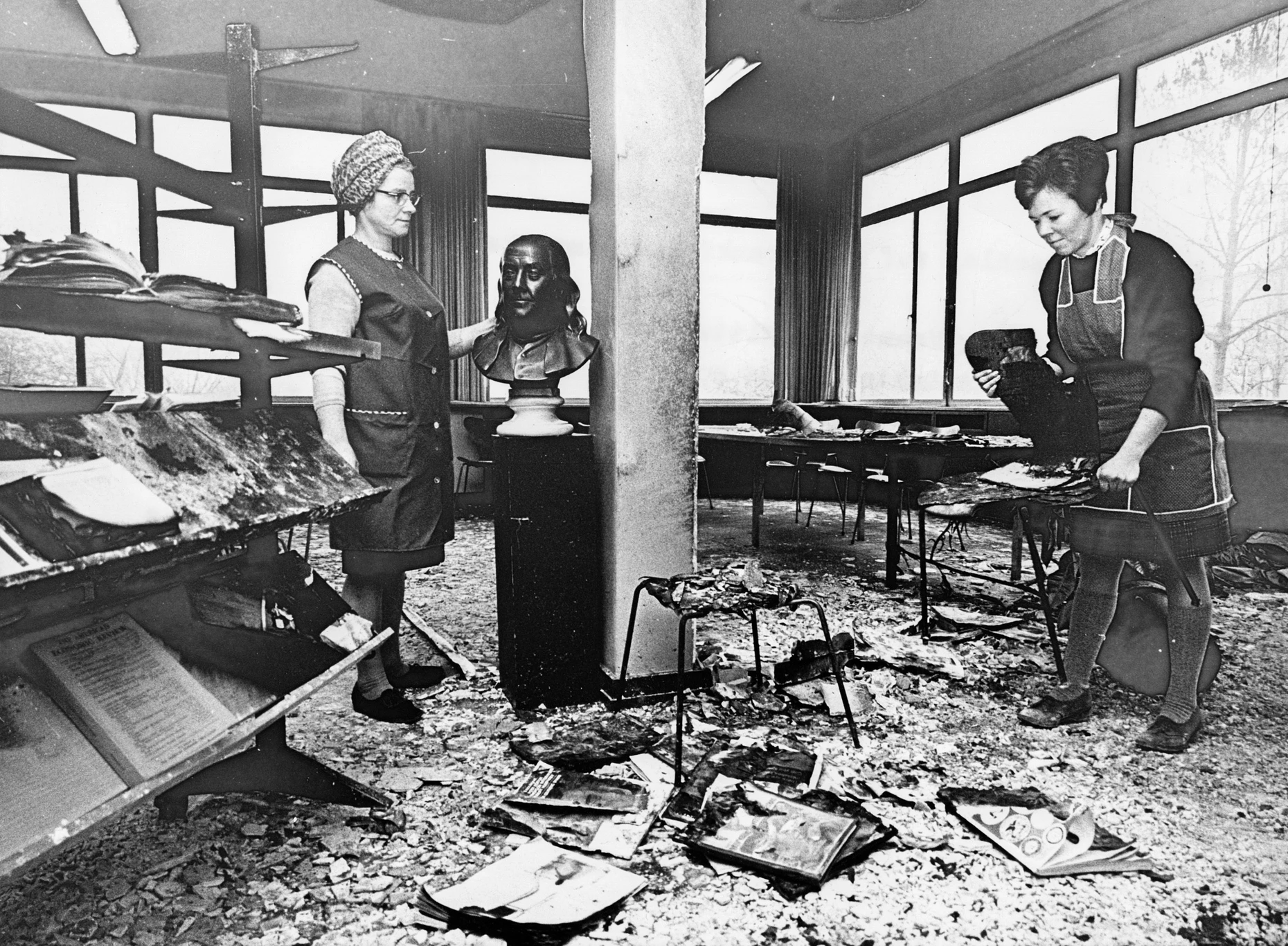Anschlag: Vor allem in den Jahren 1969 und 1970 werden Dutzende Brandattacken gegen das Amerika-Haus verübt, hier der verwüstete Lesesaal im Januar 1969.