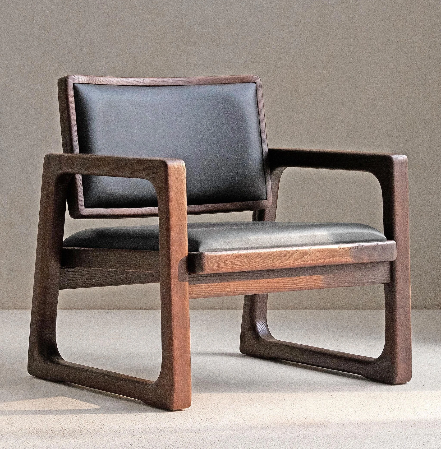 Der Belgier Vincent van Duysen entwirft seit 2022 Möbel für Zara Home. Die sind wesentlich teurer als der Rest des Sortiments – sein „Lounge Chair 03“ kostet 1900 Euro.