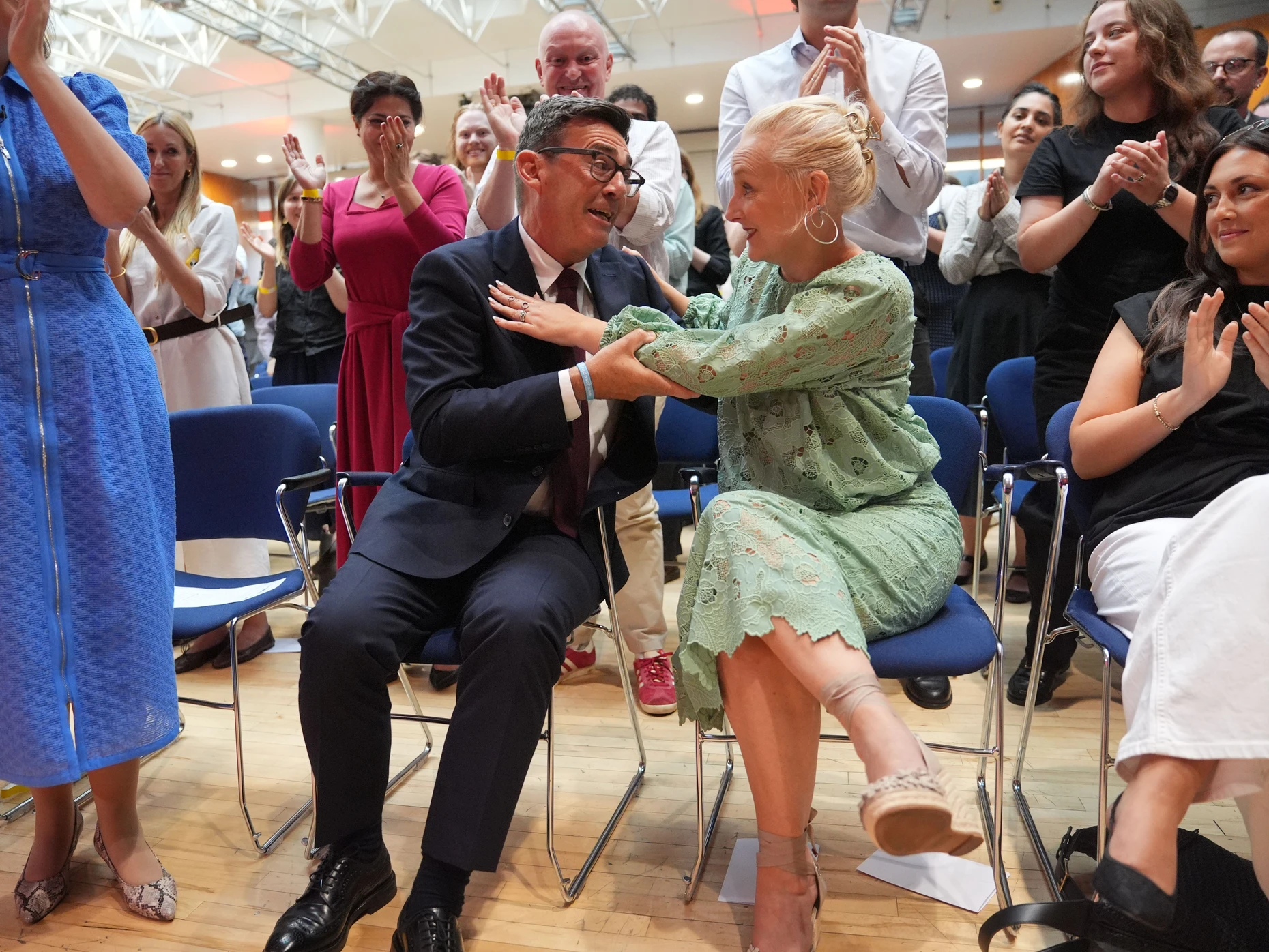 Andy Burnham mit seiner Frau Marie-France van Heel am Freitag in London
