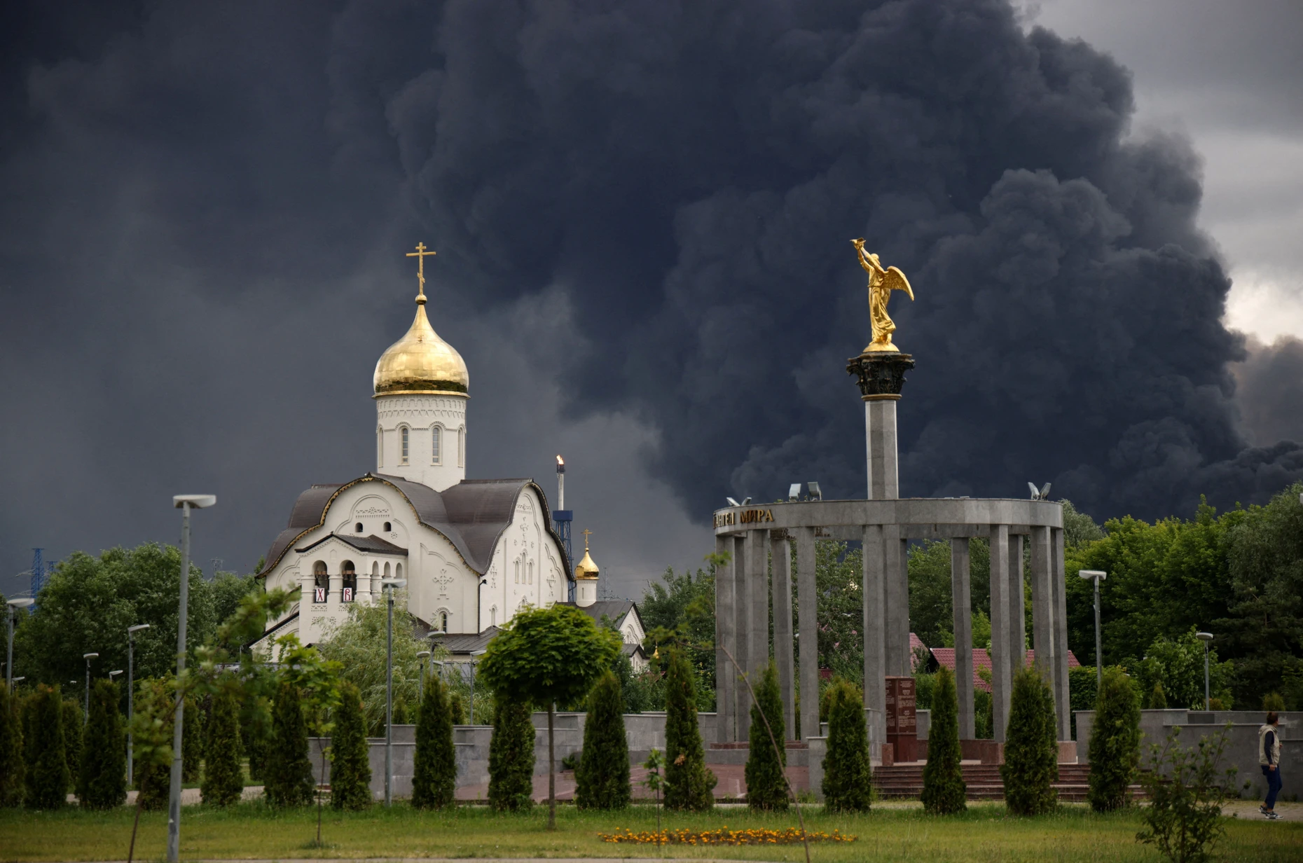 Eine Moskauer Kirche vor den dicken Rauchschaden der brennenden Raffinerie