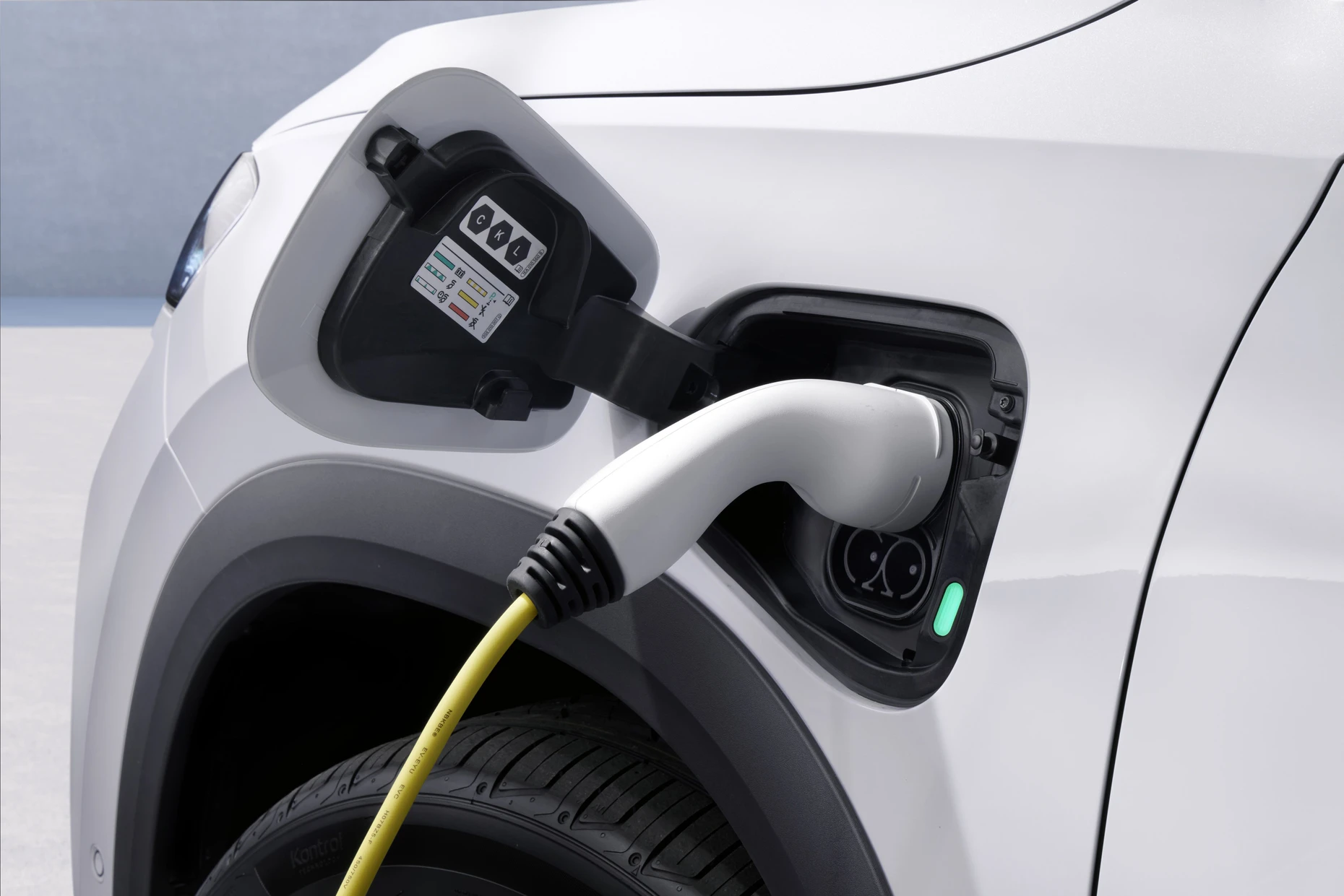 Auch mit Gleichstrom: Der Kodiaq hat seine Ladebuchse vorn.
