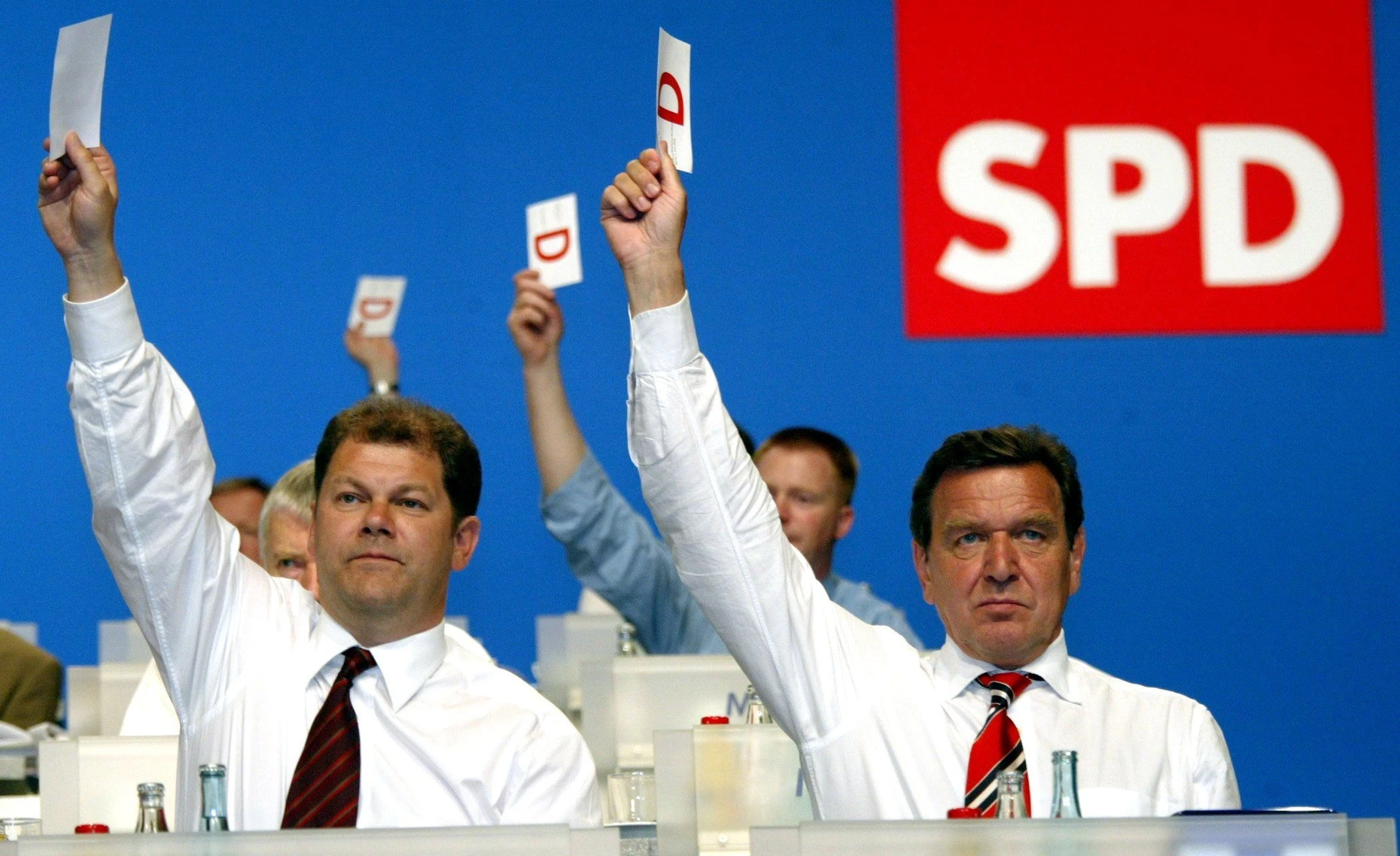 Aus früheren Tagen: Bundeskanzler Gerhard Schröder (rechts) stimmt am 1. Juni 2003 auf dem SPD-Sonderparteitag in Berlin für die „Agenda 2010“. Neben ihm der damalige SPD-Generalsekretär und spätere Kanzler Olaf Scholz