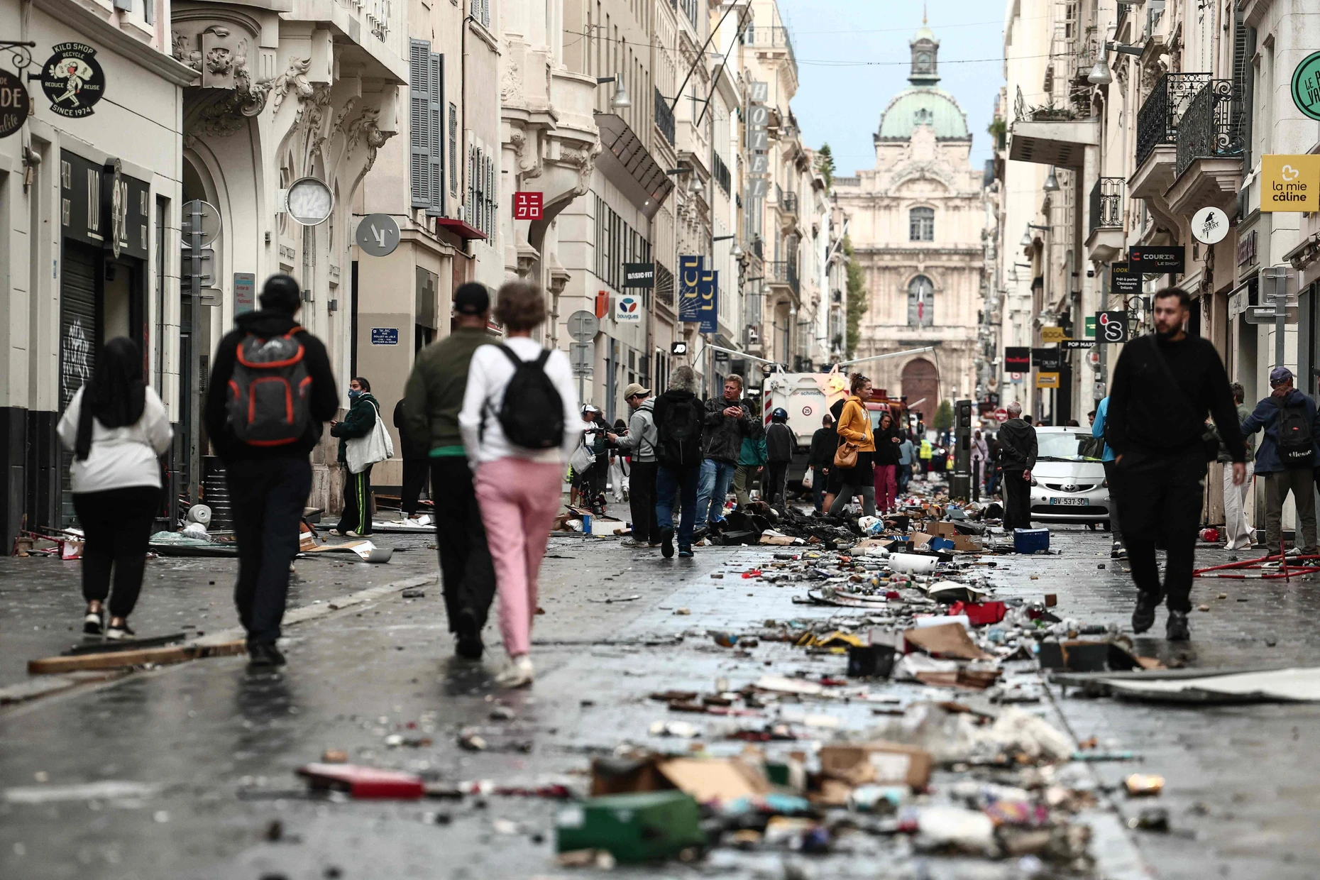 Nach den Protesten: Fußgänger weichen am Sonntag Müll und Trümmern in Marseille aus.