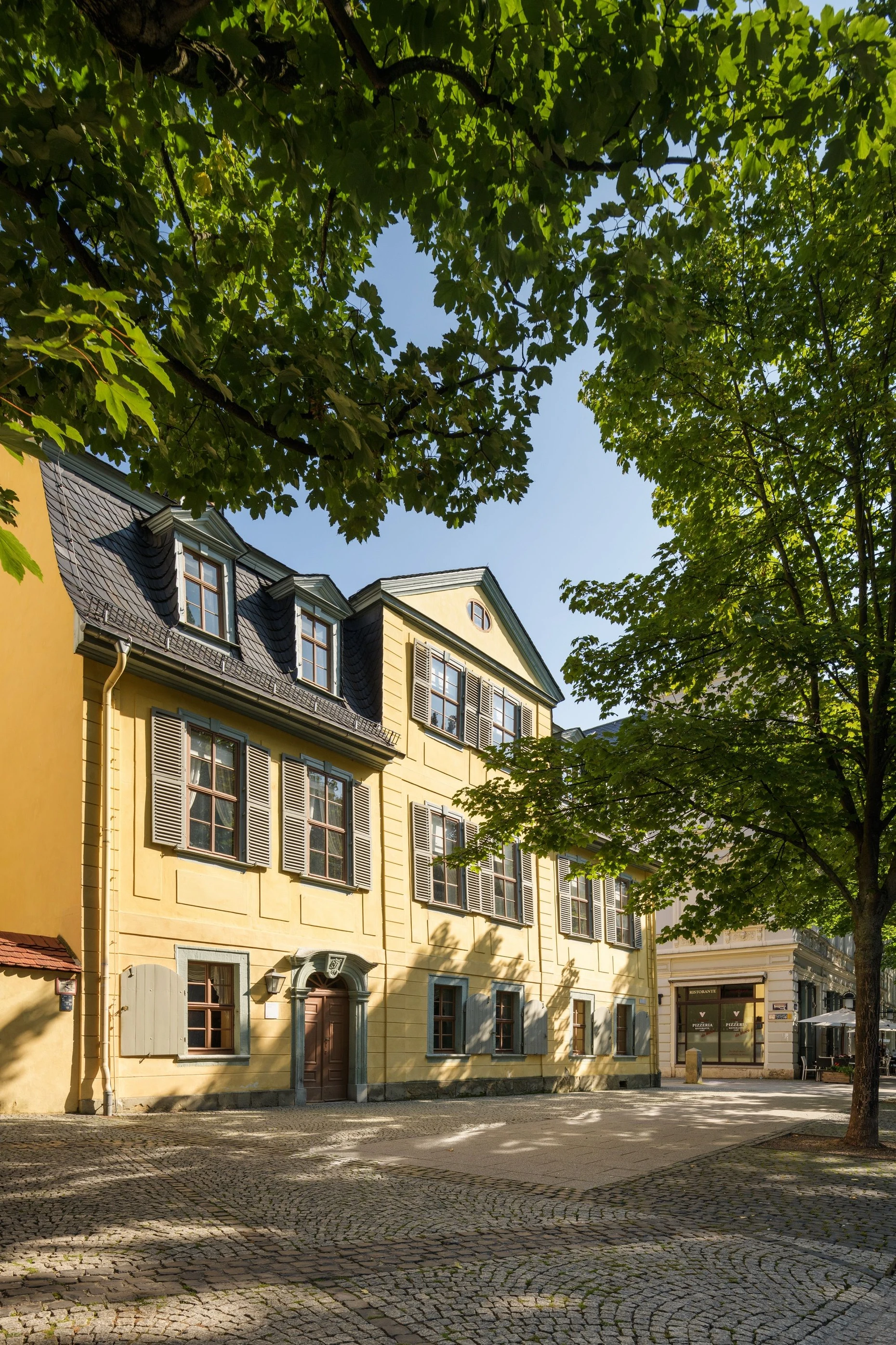 Das Schillerhaus leuchtet sonnengelb