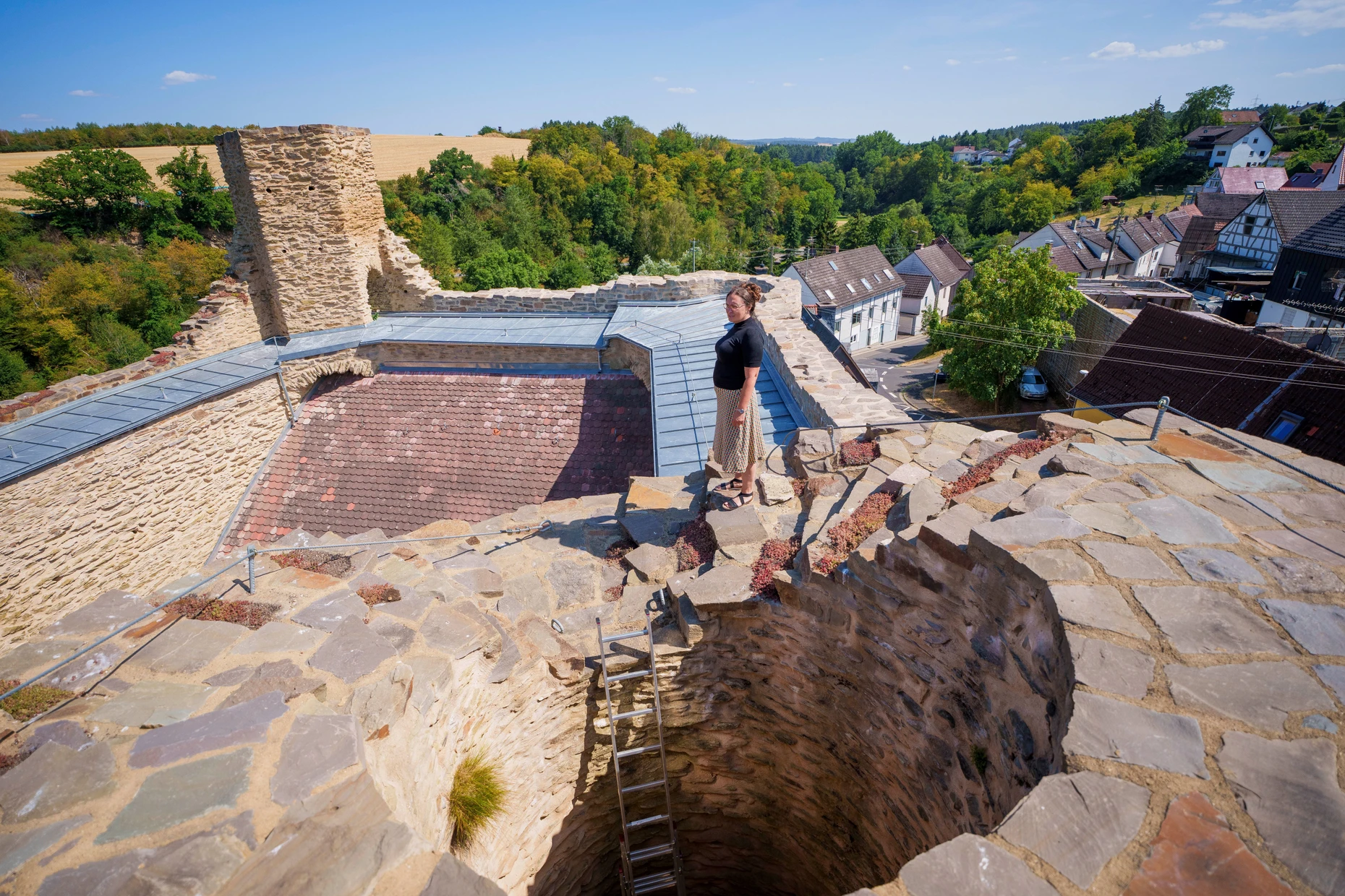 Mit Weitblick: Lauren Liss, Mitbesitzerin der Burg Wallrabenstein, steht ganz oben auf der Mauer der Burgruine.