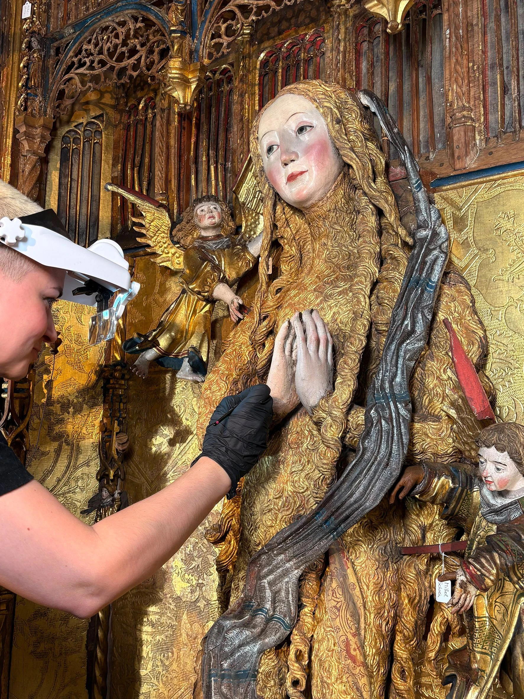 Konservierungsarbeiten an der Altarfigur der Maria Magdalena im goldenen Eigenhaarkleid