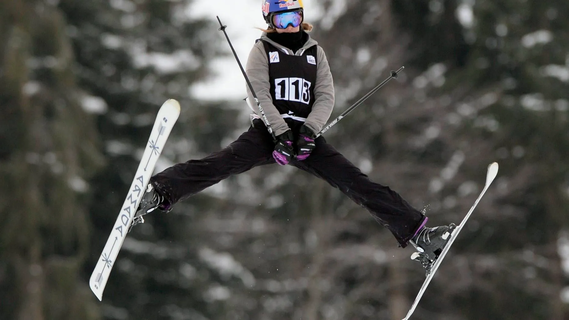 Ski-Freestylerin Lisa Zimmermann (Foto) hat den letzten Weltcup der Slopestyler vor der Olympia-Premiere gewonnen. Die 17-Jährige holte sich in Gstaad in der Schweiz ihren ersten Weltcup-Sieg. Die Sportlerin vom WSV Oberaudorf setzte sich vor Katie Summerhayes aus Großbritannien und der Italienerin Silvia Bertagna durch. Slopestyle ist bei den Winterspielen in Sotschi erstmals im Programm. Zimmermann untermauerte mit ihrem Erfolg ihre Medaillenambitionen.