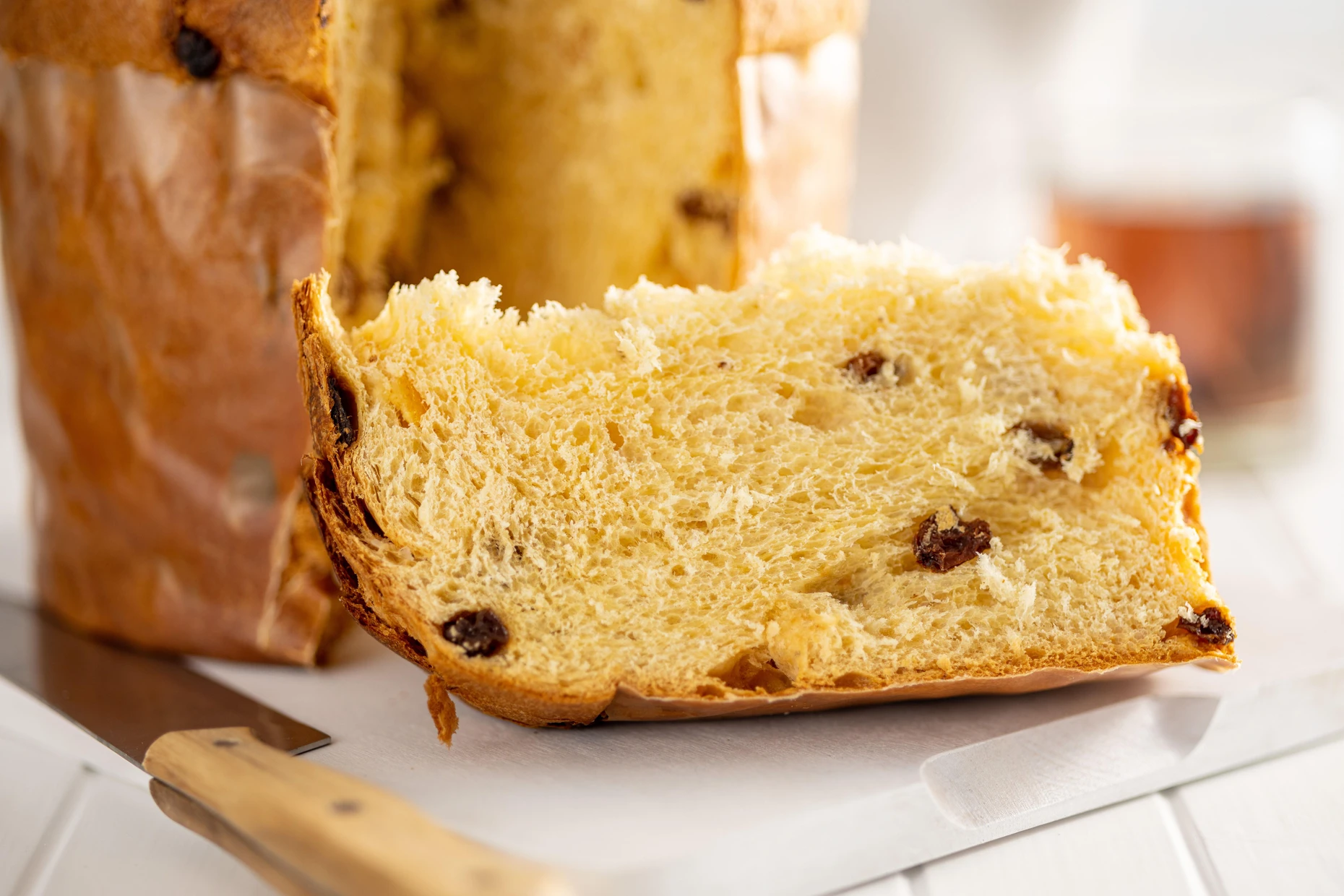 Noch ganz klassisch: Panettone mit Rosinen und kandierten Früchten