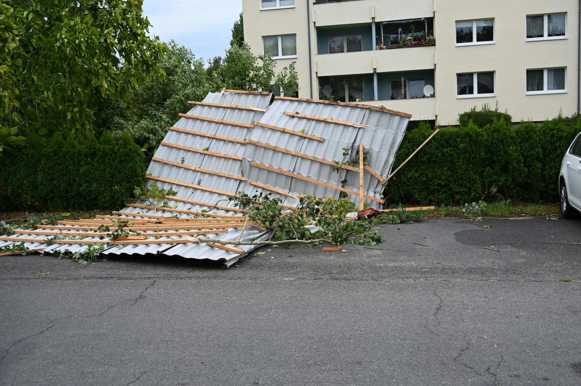 Trümmerteile liegen nach einem Unwetter in Fürstenwalde auf der Straße.
