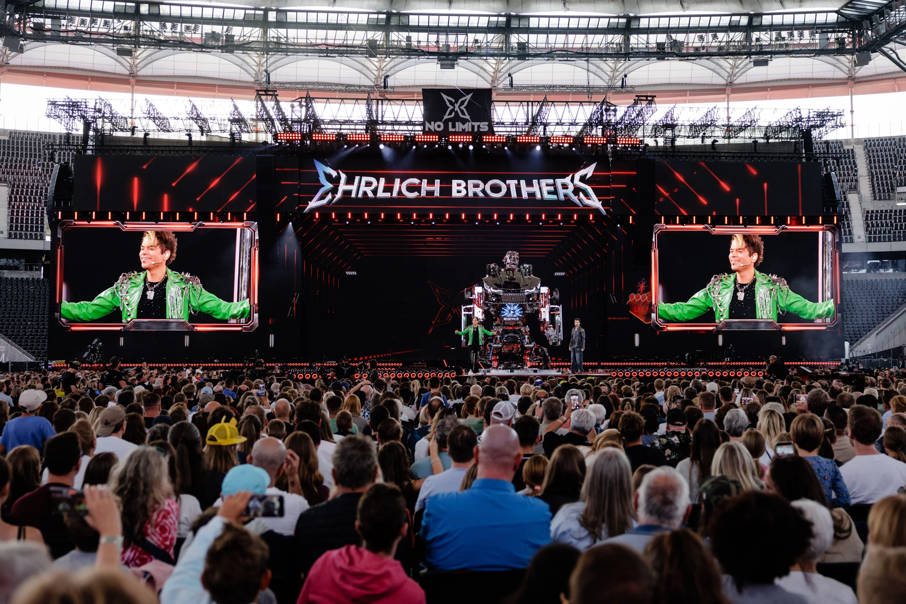Um eine Illusion reicher: Die Ehrlich Brothers führen im Waldstadion ihre erstaunlichen Tricks vor.