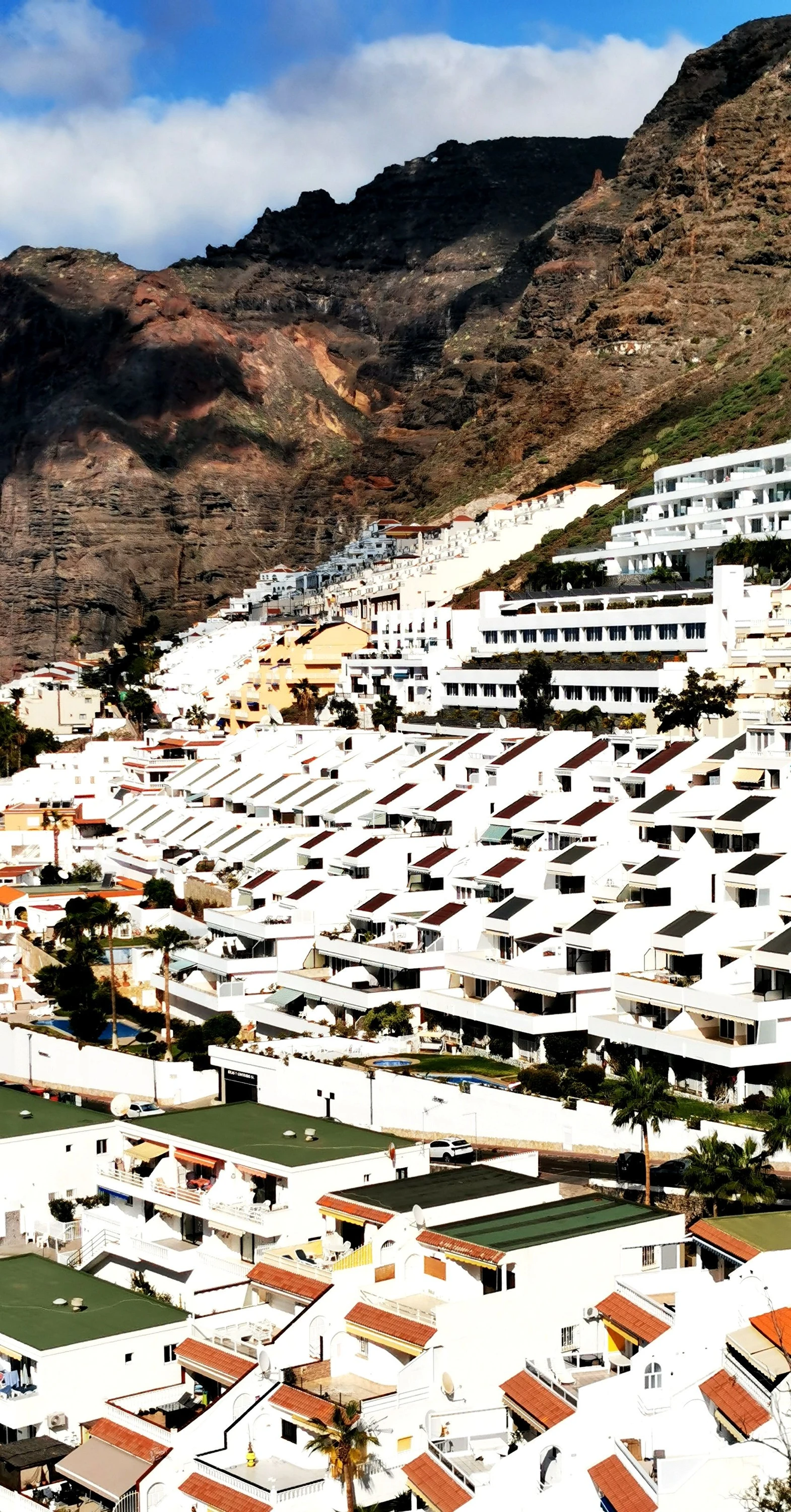 Die Betonhölle Los Gigantes auf Teneriffa.