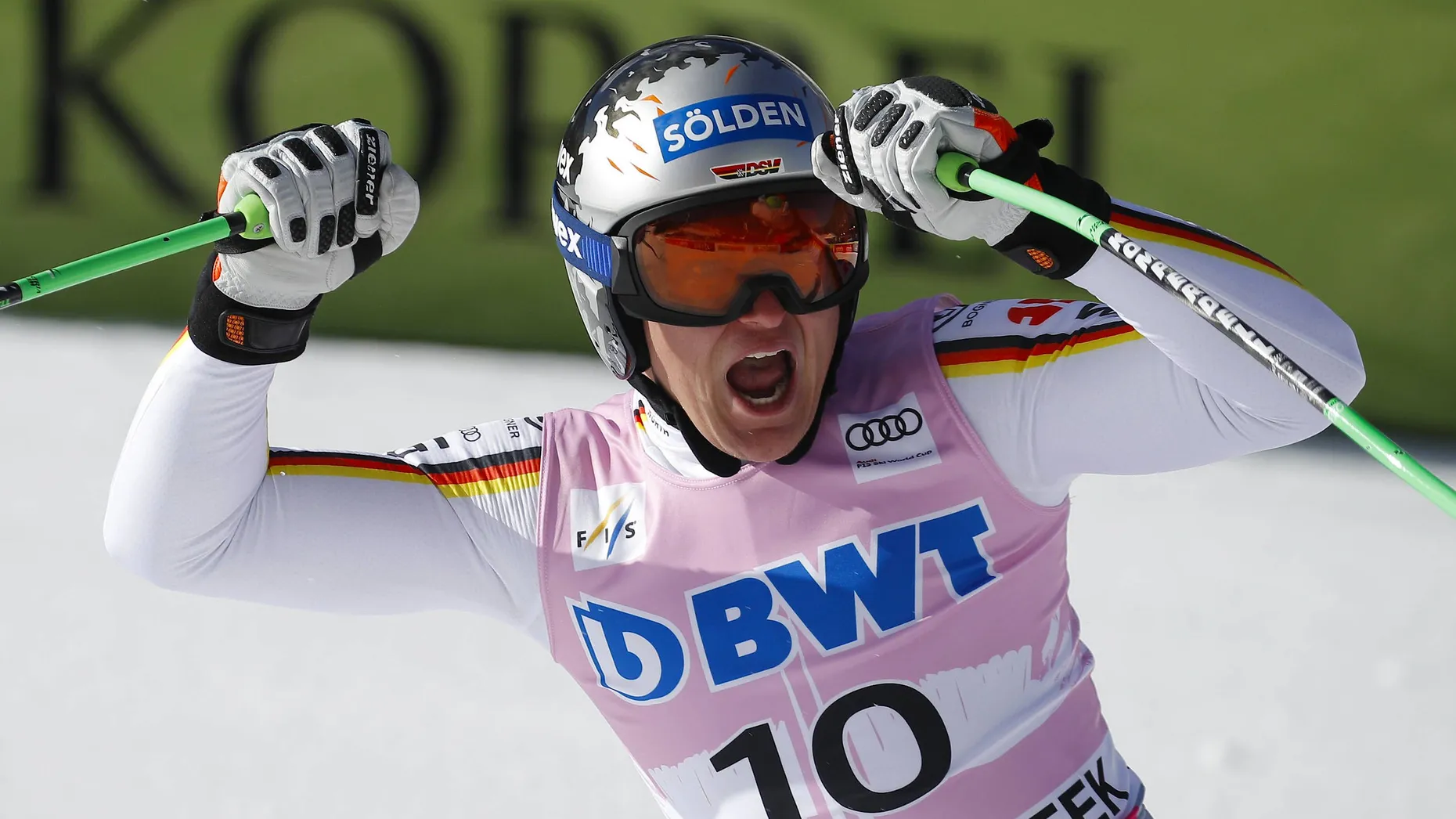 Skirennfahrer Thomas Dreßen (Bild) ist bei der Abfahrt in Beaver Creek sensationell Dritter geworden. Mit dem ersten Podestplatz seiner Weltcup-Karriere untermauerte er das Medaillenziel der deutschen Speedfahrer für Olympia. Nur Sieger Aksel Lund Svindal aus Norwegen und Weltmeister Beat Feuz aus der Schweiz waren in den Vereinigten Staaten schneller. „Normalerweise bin ich ein gesprächiger Typ. Aber im Moment fehlen mir ein bisschen die Worte“, sagte Dreßen. Besser als er war ein Deutscher in der Abfahrt zuletzt im Dezember 2004. Zehn Wochen vor Olympia führte Dreßen die deutschen Abfahrer zudem zum besten Team-Resultat seit fast 25 Jahren. Andreas Sander kam auf einen guten siebten Platz. Zwei deutsche Abfahrer in den Top 7 gab es zuletzt im Januar 1992. Josef Ferstl war nach zu vielen Fehlern nach 40 gestarteten Fahrern dagegen schon nicht mehr in den Top 20. (dpa)