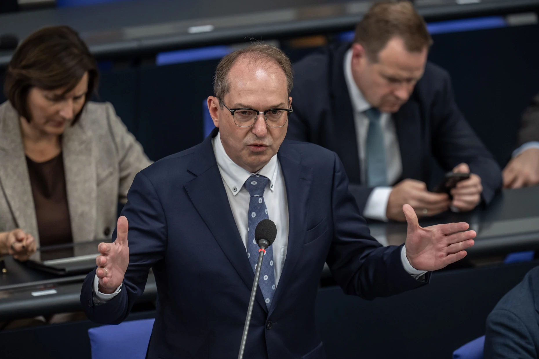 Auch in der Regierungsbefragung Anfang Juni 2026 betonte Bundesinnenminister Alexander Dobrindt (CSU), bei den Abschiebungen nach Afghanistan gehe es um Straftäter