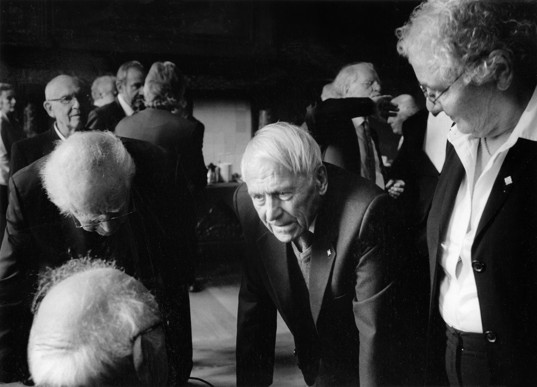 Albrecht Schöne im Gespräch mit Mitgliedern des Ordens Pour le mérite. Rechts Kanzlerin Christiane Nüsslein-Volhard, 2014