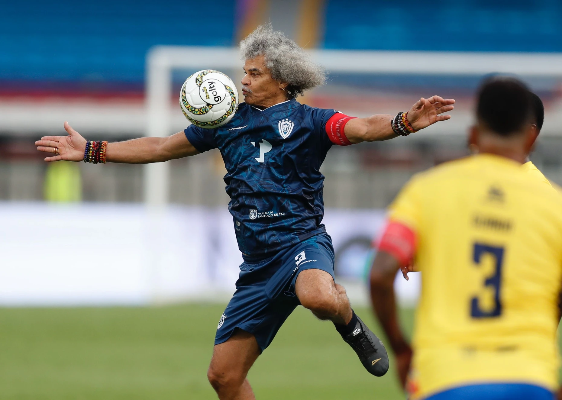 Unverkennbar: El pibe Valderrama bei einem Benefizspiel im Dezember 2025.