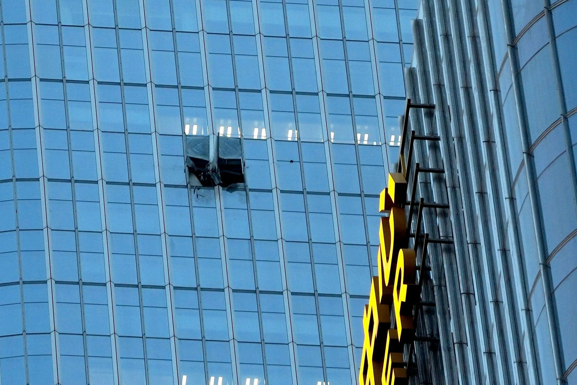 Nahaufnahme der Einschlagstelle des Fim Citic Tower in Peking