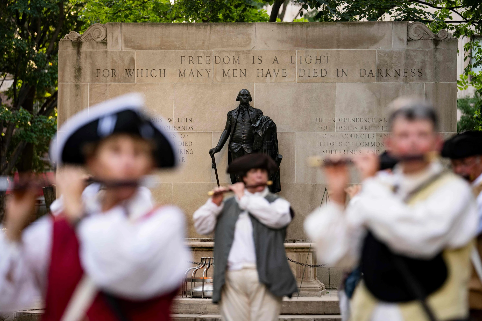  Nach diesem Spruch auf dem Grabmal des Unbekannten Soldaten in Philadelphia sind in die Rechte des Staatsbürgers Vorleistungen derer eingegangen, die selbst diese Rechte anstrebten, aber nicht genießen konnten.