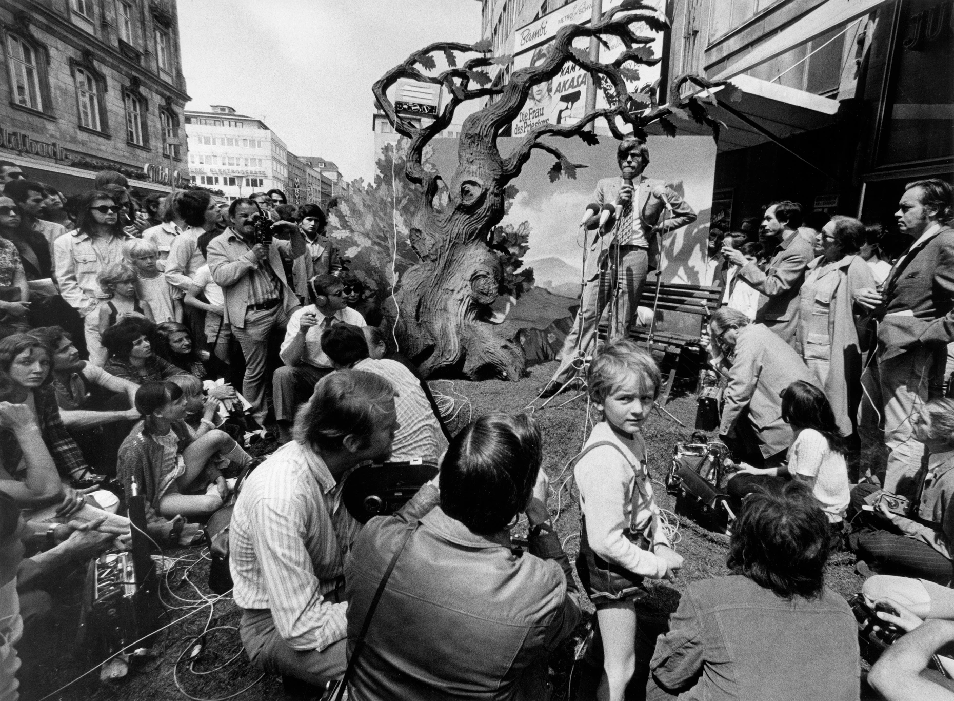 Schon lange dabei: Im Rahmen der „Experimenta 4“ stellt der Professor 1971 vor einer Baumattrappe am Frankfurter Steinweg sein neues Stück „Bazon Brocks Pfingstpredigt“ vor.