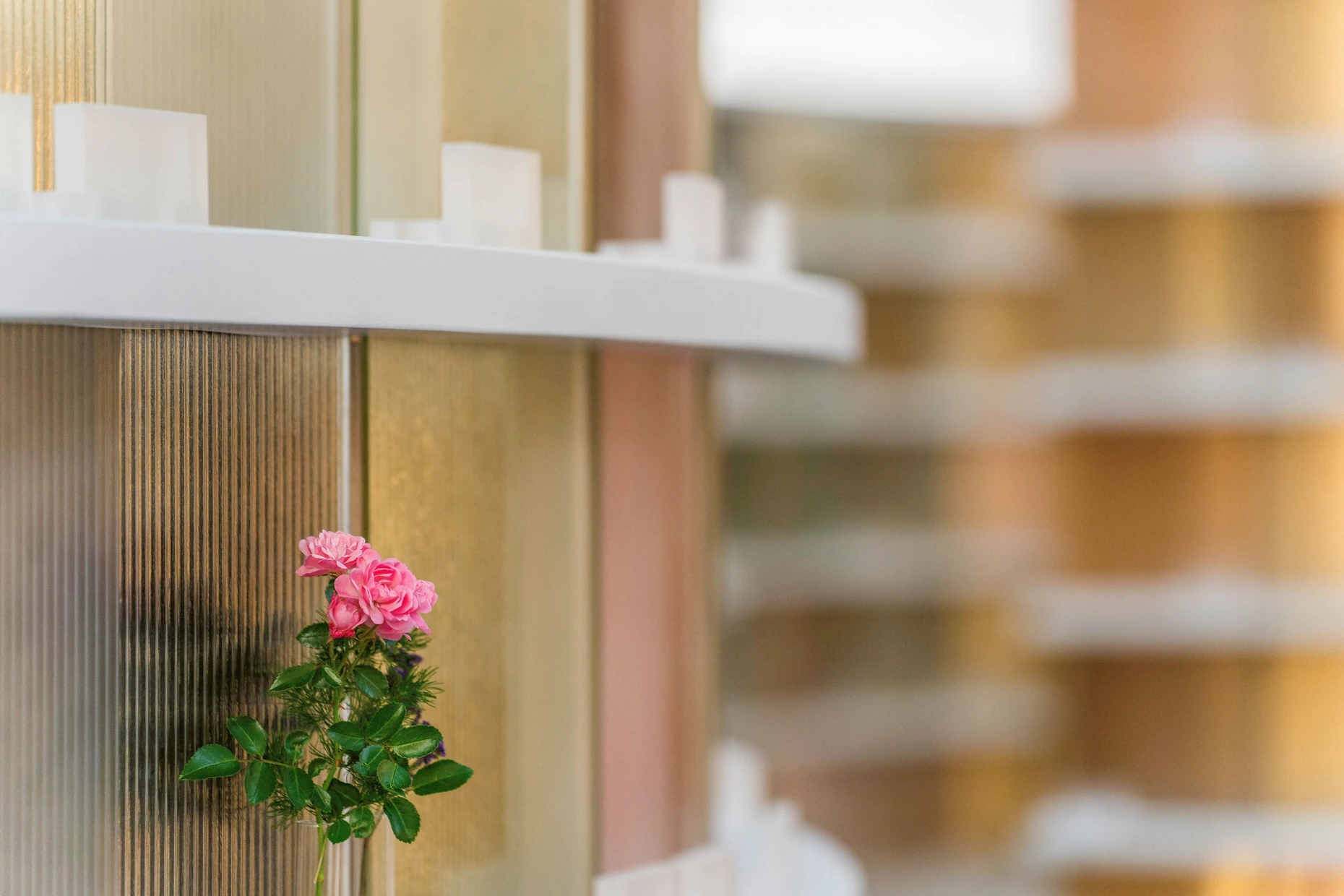 Bitte mit Blume: Jedes der 2500 Urnenfächer hat eine Vorrichtung für eine kleine Vase. „Die Menschen wollen etwas dalassen“, sagt Seelsogerin Verena Maria Kitz.
