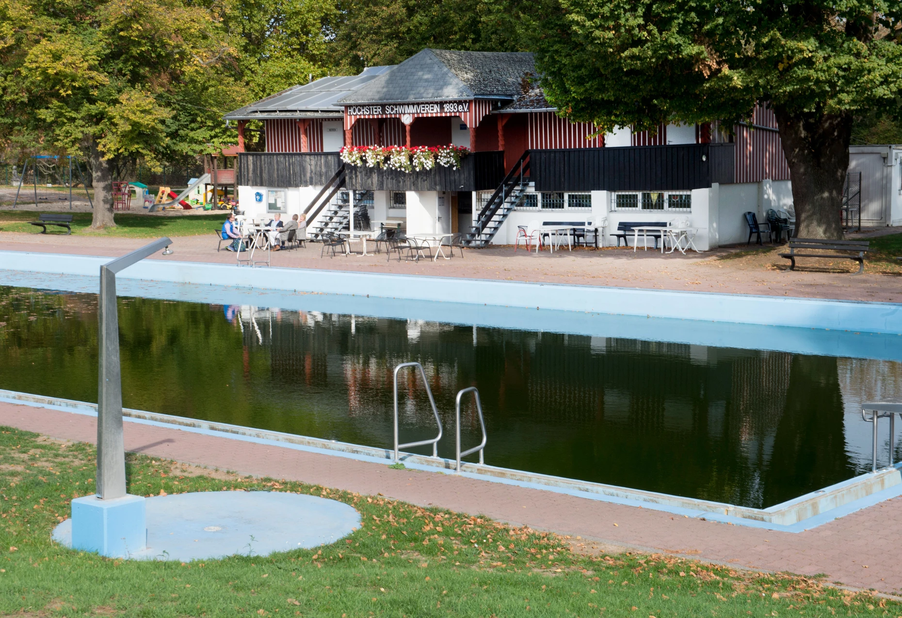 Bade-Idyll: Das Freibad an der Nidda wird vom Höchster Schwimmverein und rund 2000 Mitgliedern getragen.