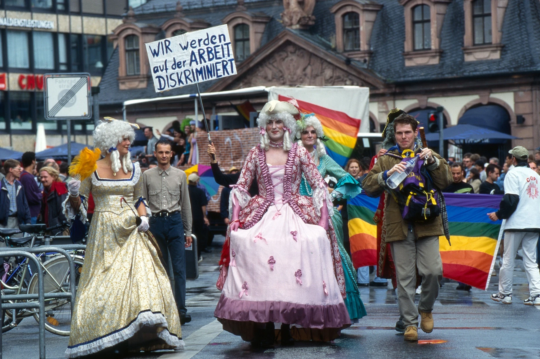 Kampf gegen Ausgrenzung am Arbeitsplatz: Auch beim Christopher Street Day 1997 ging es um politische Forderungen.