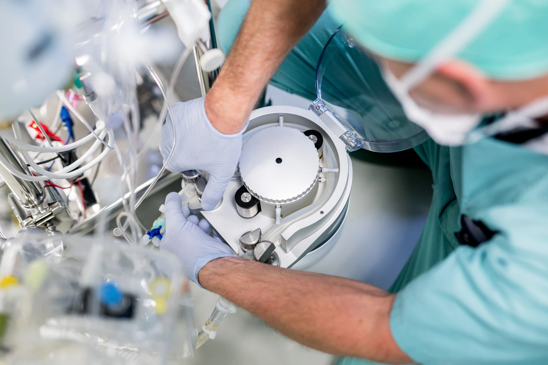 Ein Kardiotechniker präpariert die Herz-Lungen-Maschinen für geplante Operationen in der Kerckhoff-Klinik.