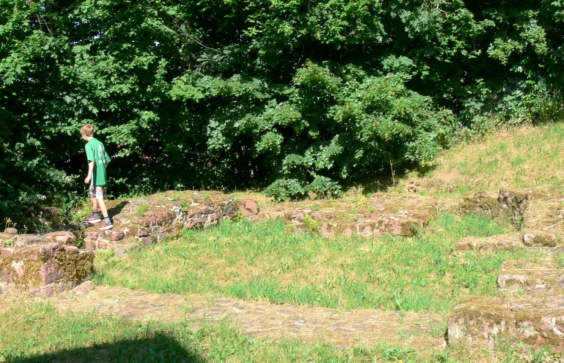 Kapellenreste: Der Weiler Leonhardshof über dem Finkenbachtal entstand rund um eine dem heiligen Leonhard geweihte Wallfahrtskapelle, deren Grundmauern bei Grabungen entdeckt wurden.