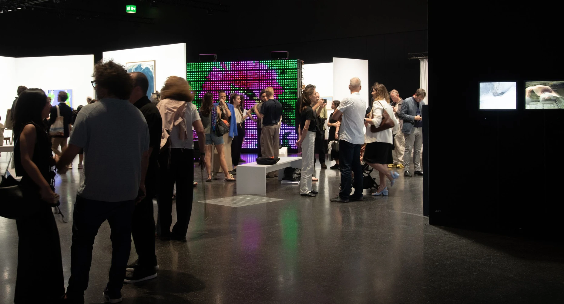 Das ist neu: Gedränge in der Halle „Zero 10“ für Digitalkunst, im Hintergrund eine Arbeit von Hito Steyerl (Esther Schipper/Andrew Kreps Gallery)