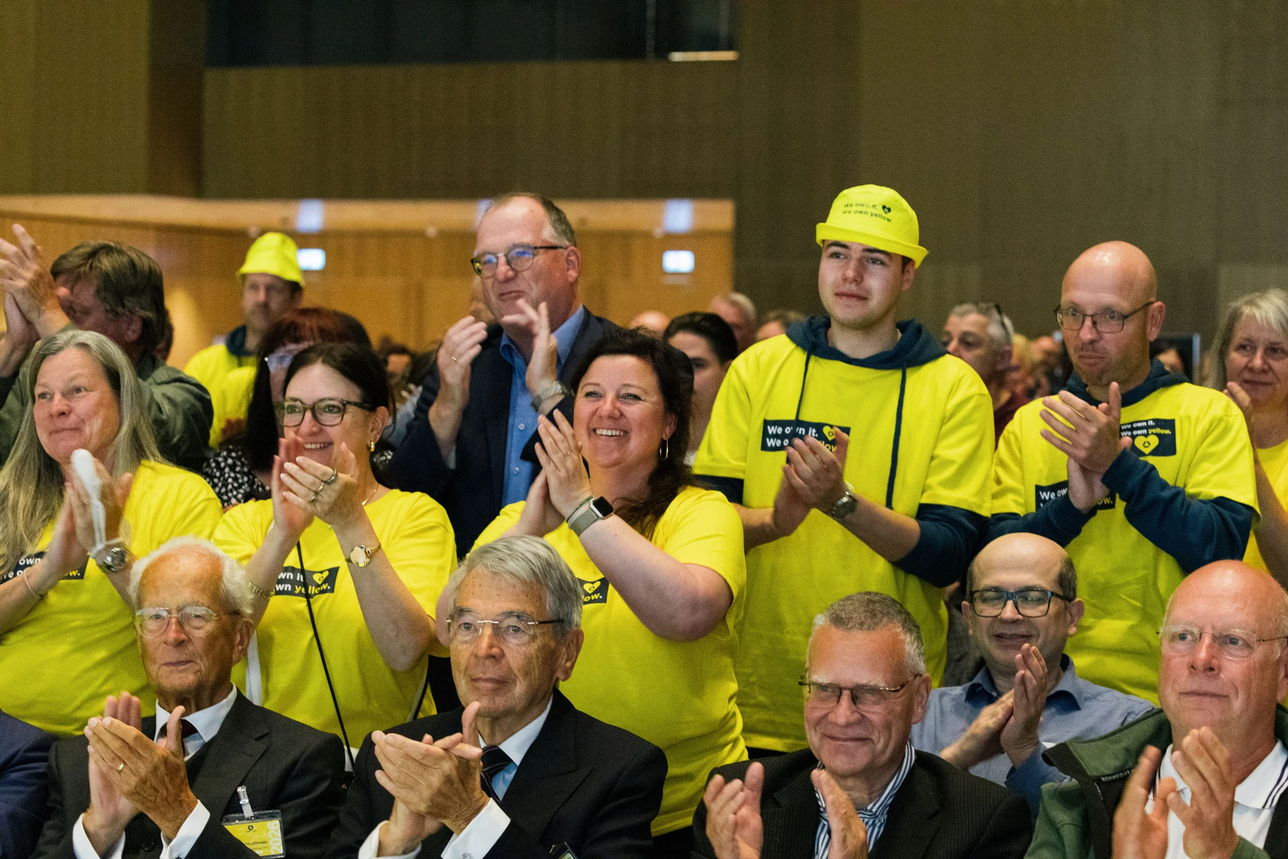Stehende Ovationen: Mitarbeiter der Commerzbank stellen sich gegen eine Übernahme.