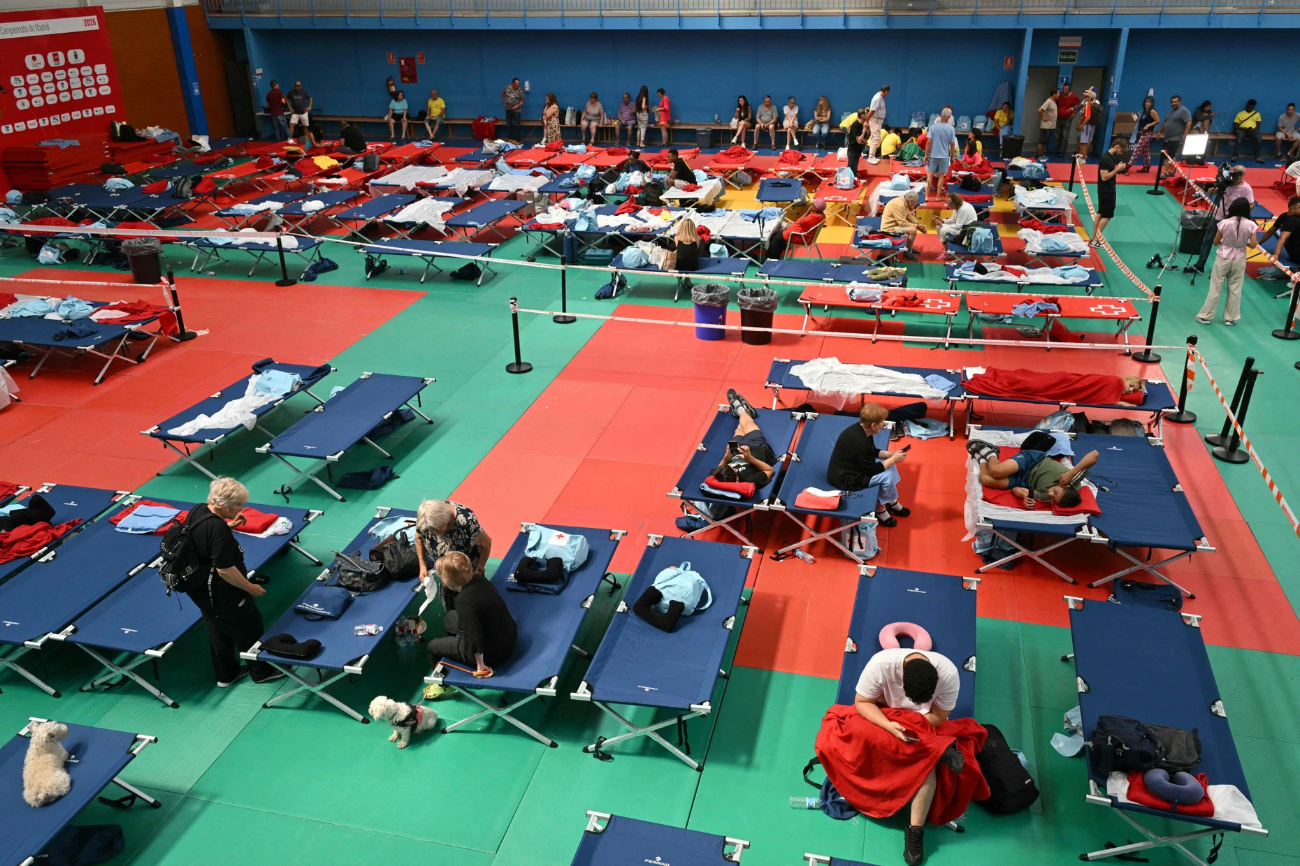 Müssen in einer Judohalle schlafen: In Sicherheit gebrachte Bewohner im Ort Villaviciosa de Odón nahe Madrid
