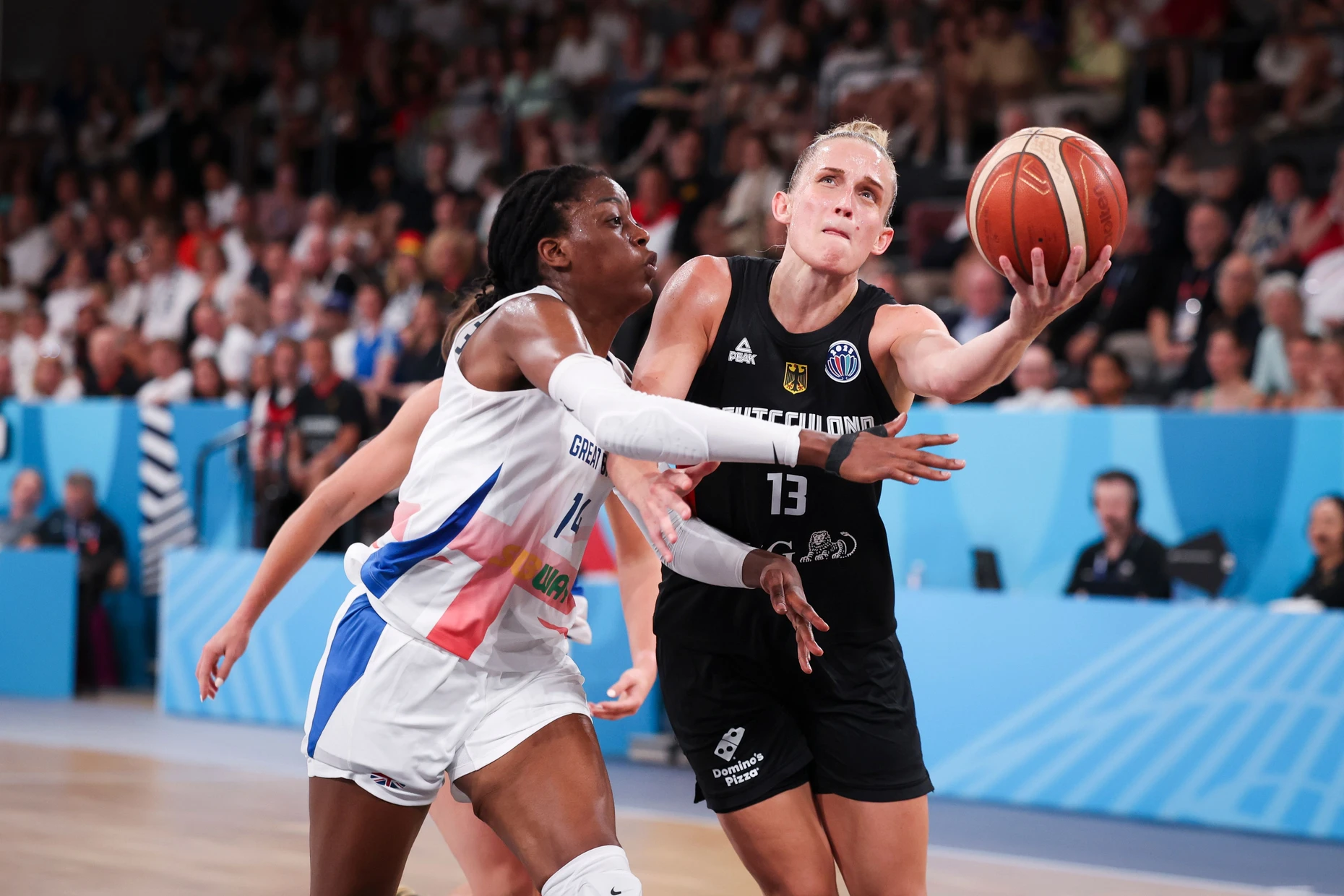 Leonie Fiebich (r) erreichte mit den deutschen Frauen bei der Europameisterschaft 2025 den fünften Platz