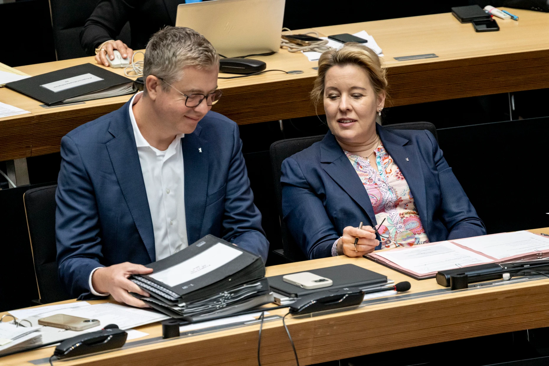 Stefan Evers (CDU) als Berliner Senator für Finanzen, und Franziska Giffey (SPD), Berliner Senatorin für Wirtschaft, Energie und Betriebe, nehmen an der Plenarsitzung im Berliner Abgeordnetenhaus teil.