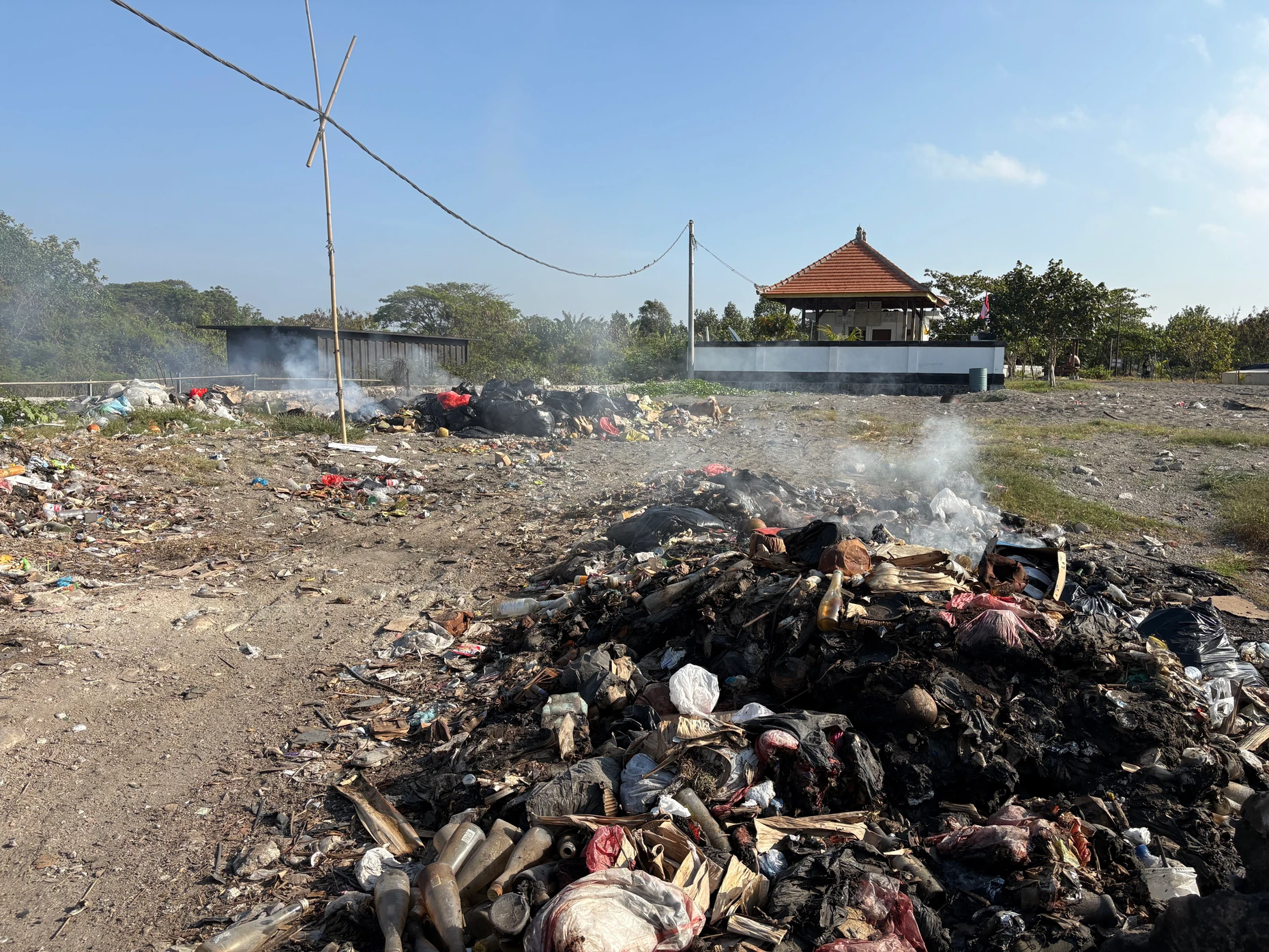 Müllverbrennung auf einem Feld in Sanur