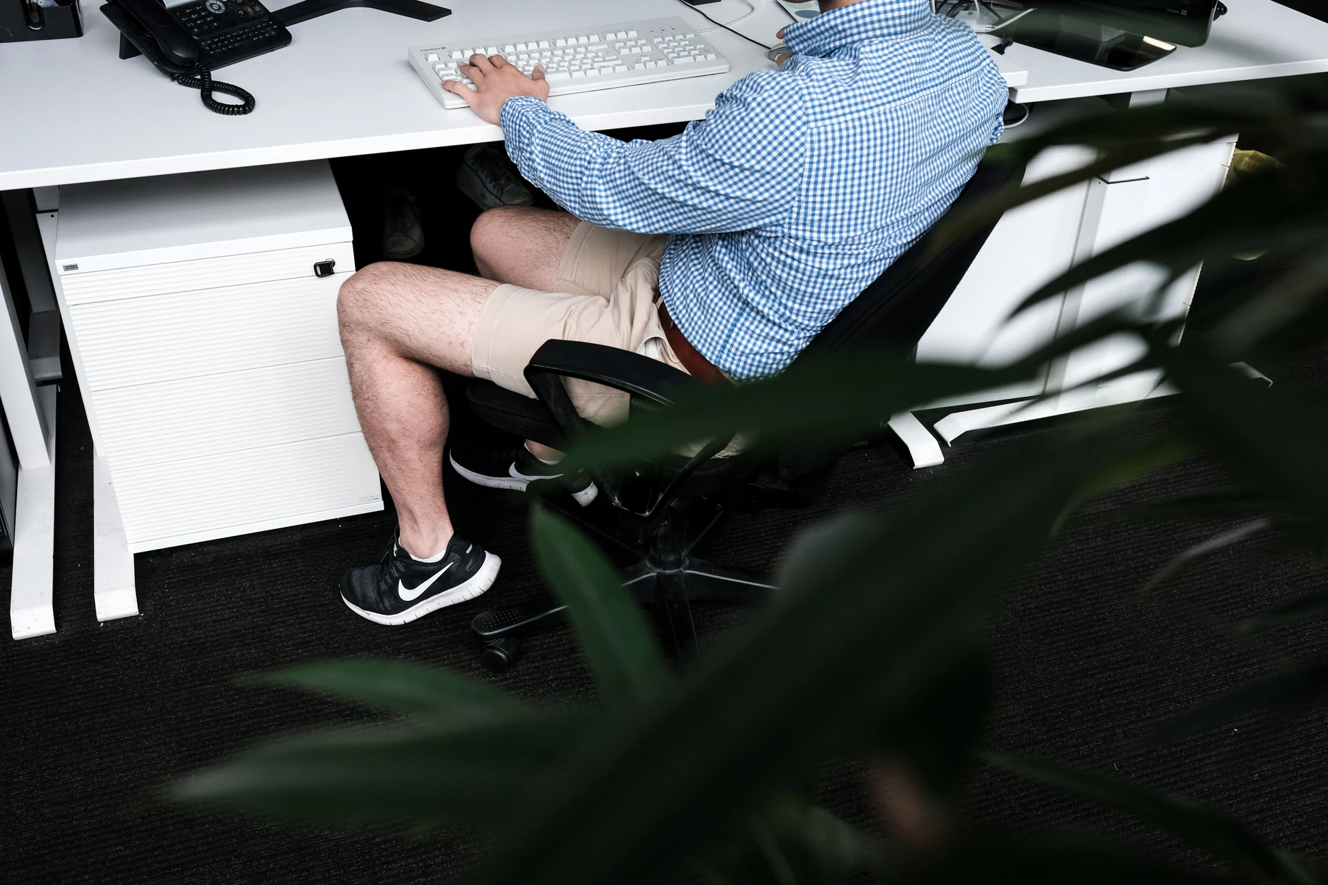 Freizeitlook: Kurze oder halblange Hosen sind im Büro selbst bei großer Hitze nur in Ausnahmefällen statthaft. Im Zweifelsfall den Chef fragen.