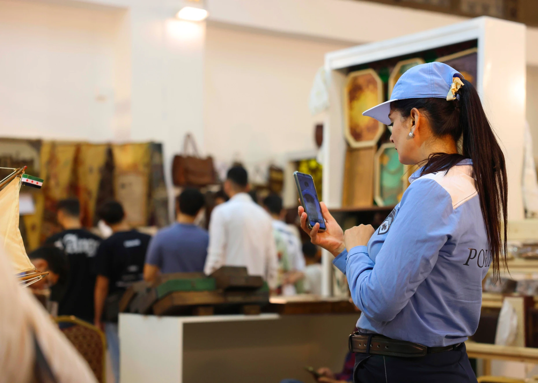 Ein weibliches Mitglied der neu gegründeten syrischen Touristenpolizei.