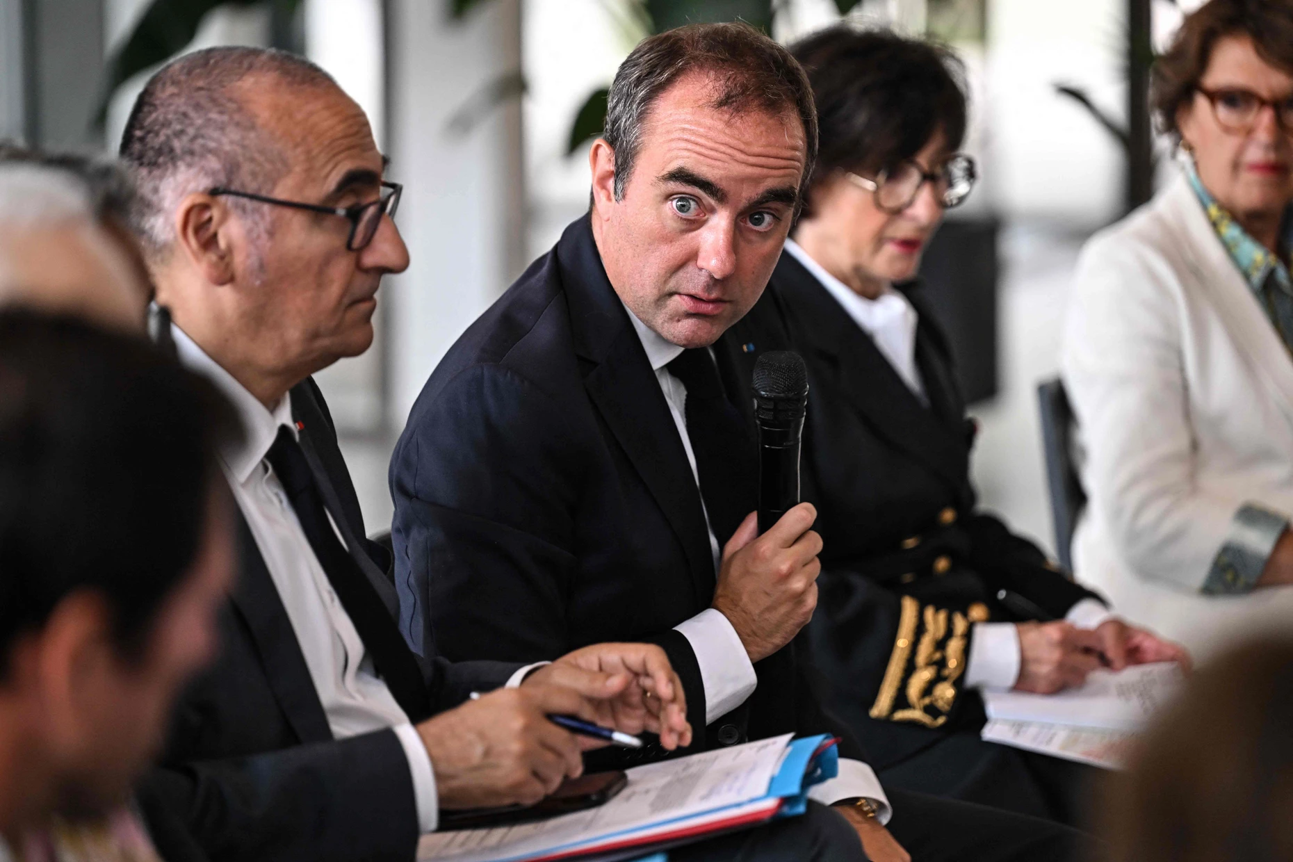 Sebastien Lecornu (Mitte) und Innenminister Laurent Nuñez (links) bei einem Termin in der Gironde am Sonntag