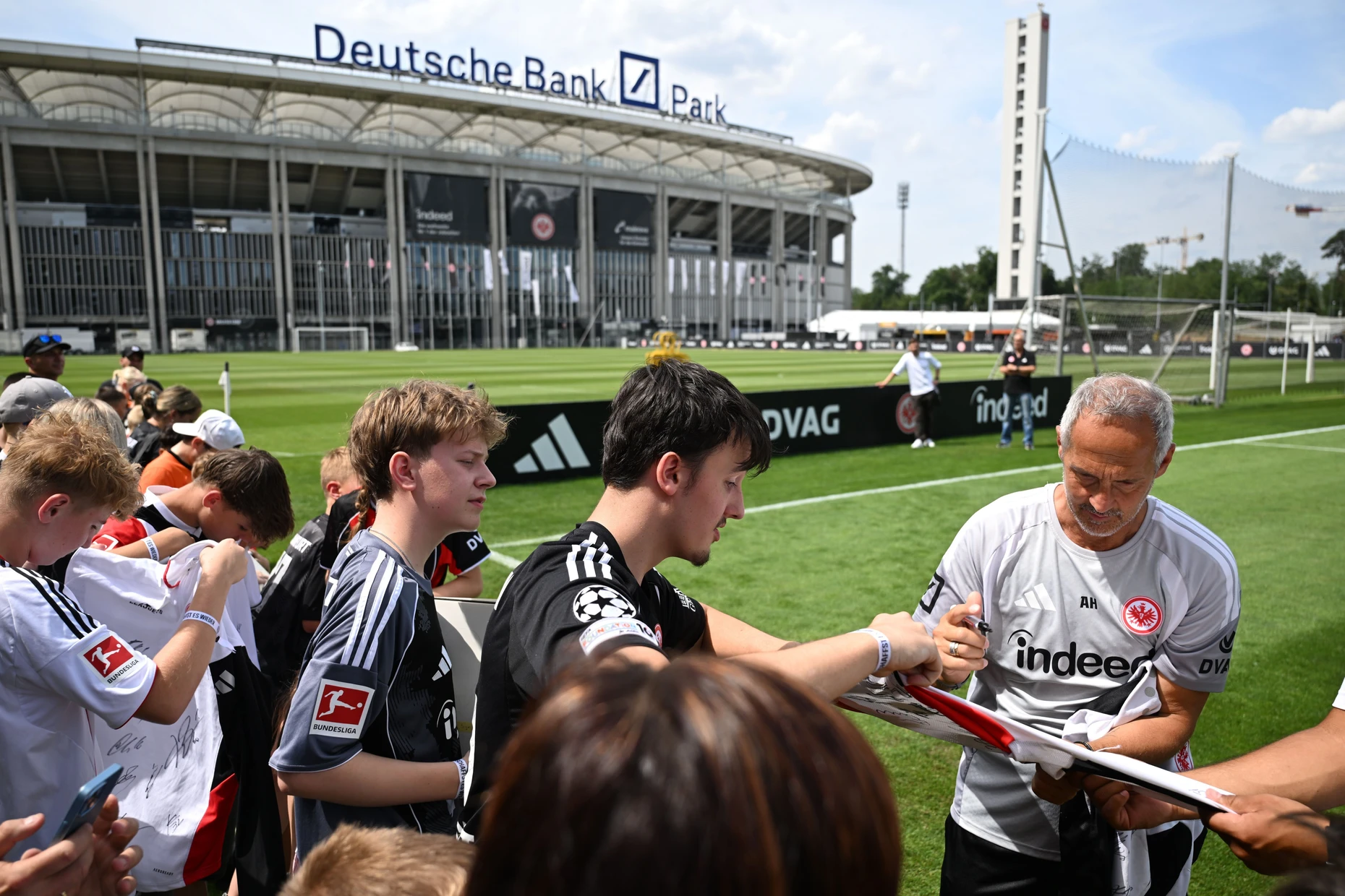 Begehrt auch beim Fußball-Nachwuchs: der alte und neue Eintracht-Trainer Adi Hütter