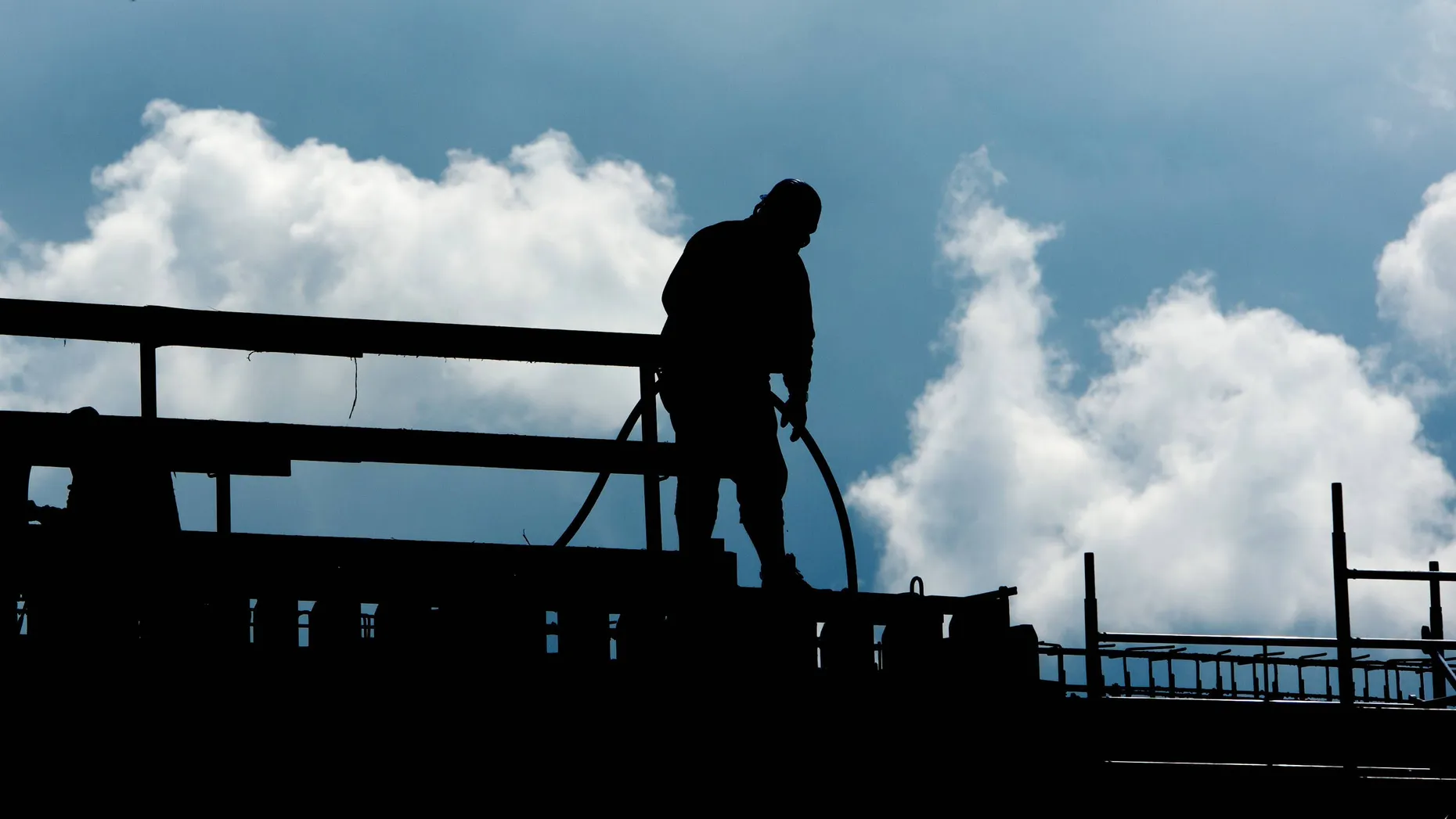 Im Schatten: Wer sich in der Schattenwirtschaft beschäftigen lässt, läuft erhebliches Risiko, dass seine Arbeit gar nicht bezahlt wird.
