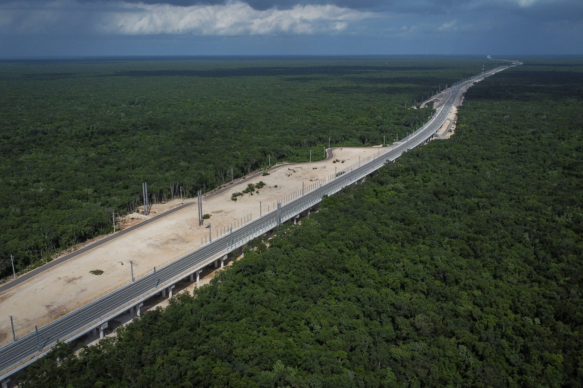 Eine Drohnenaufnahme zeigt durch den Bau des Maya-Zugprojekts abgeholzten Wald in der Nähe von Uh May.