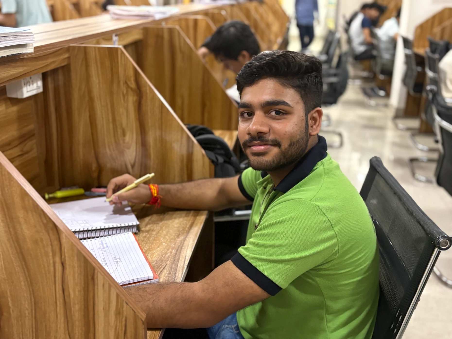 Rishabh Sharma, 18, in einem Lernraum in Kota. Er bereitet sich auf die Aufnahmeprüfung für ein Medizinstudium vor.
