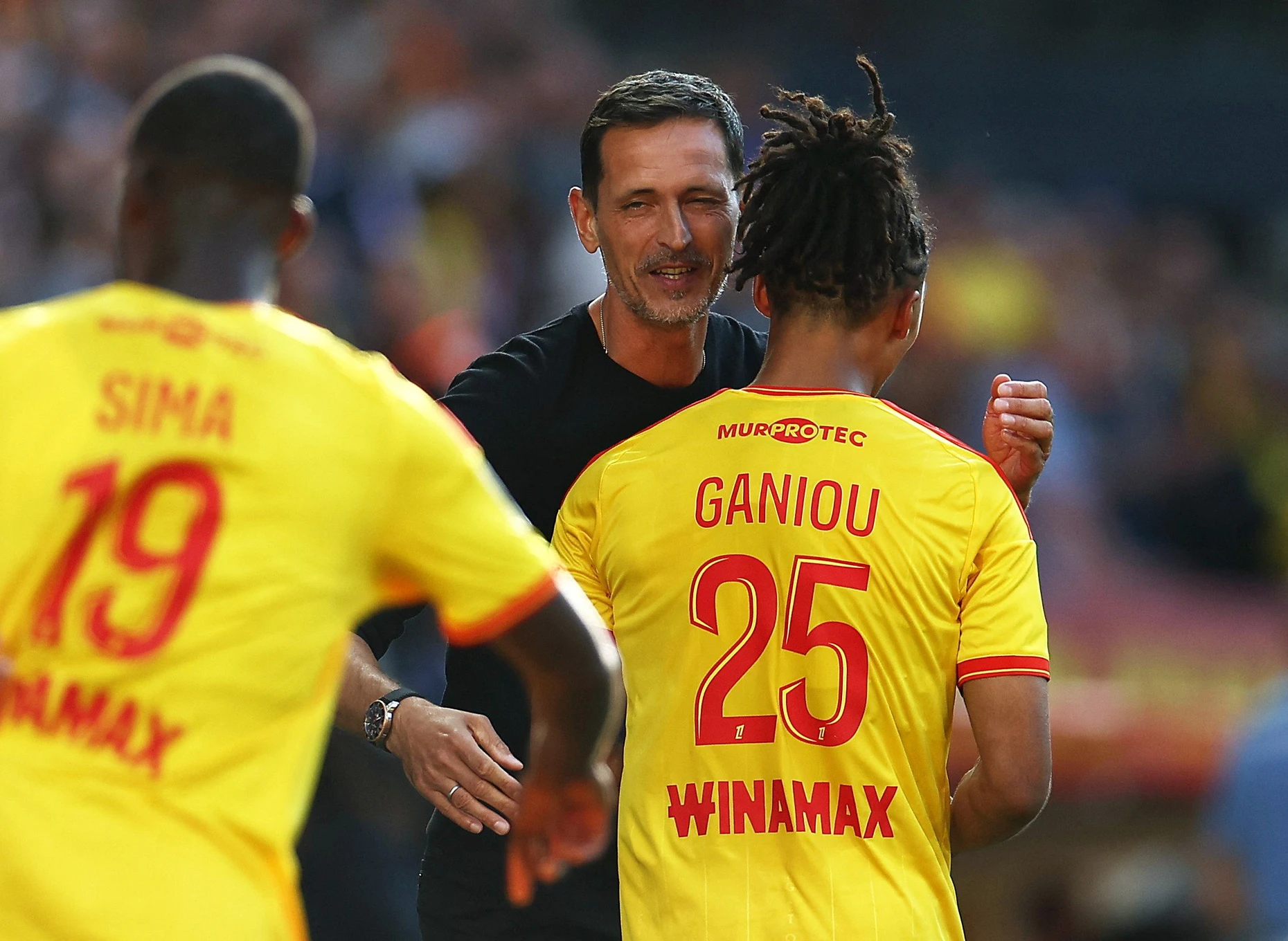 Dino Toppmöller (hinten) nach dem Auftaktsieg in der Liga gegen Auxerre mit Torschütze Ismaëlo Ganiou