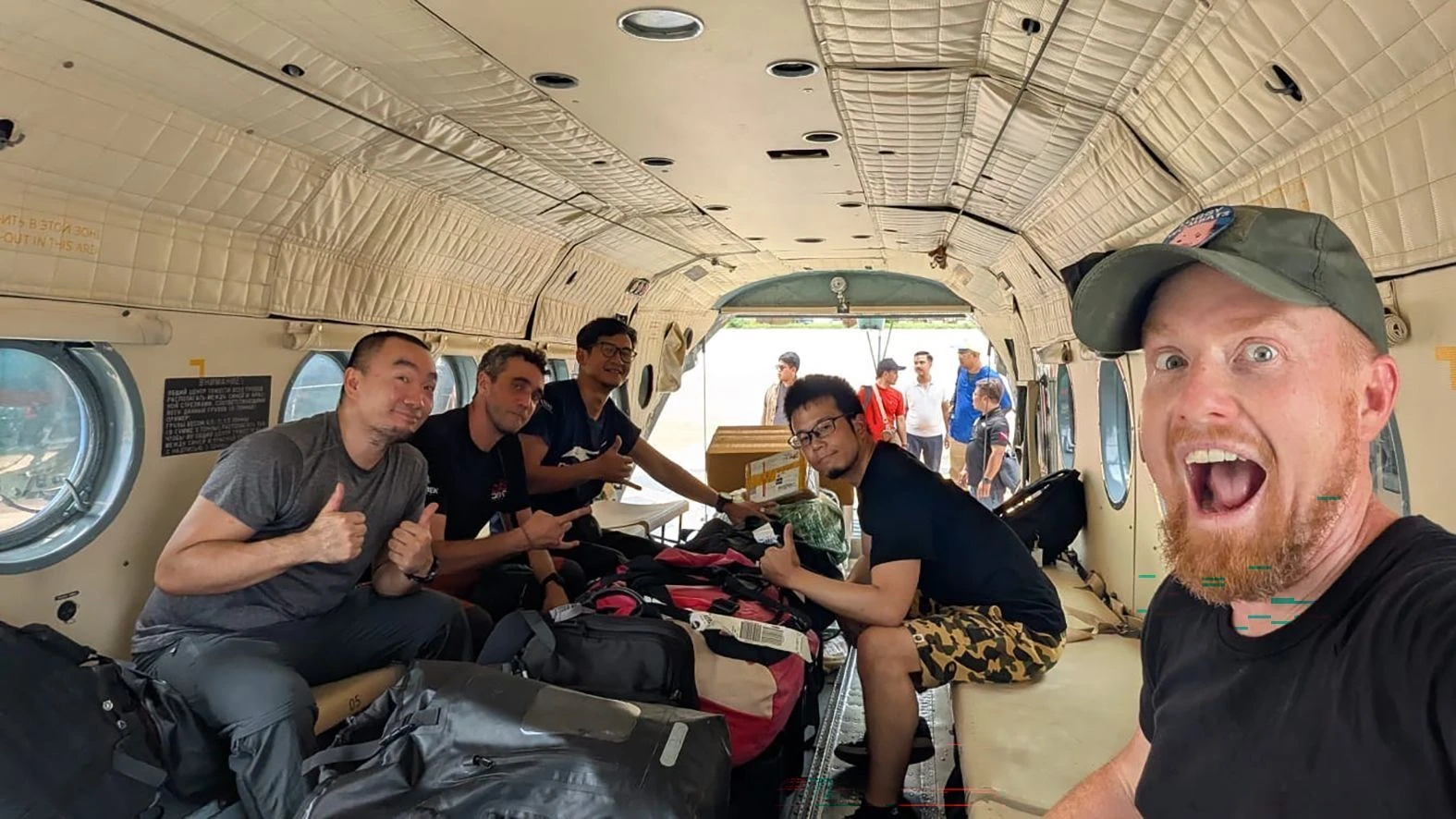 Josh Richards (rechts) mit anderen Einsatzkräften auf dem Weg nach Laos.