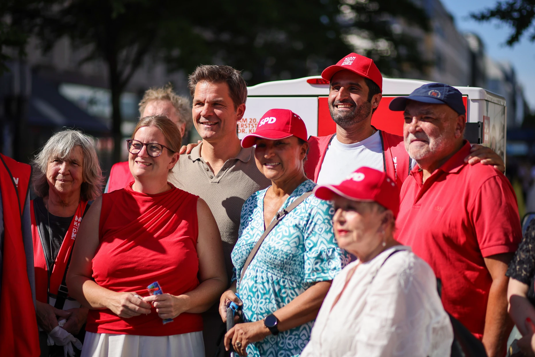 Der Spitzenkandidat mit Wahlkampfhelfern in Charlottenburg