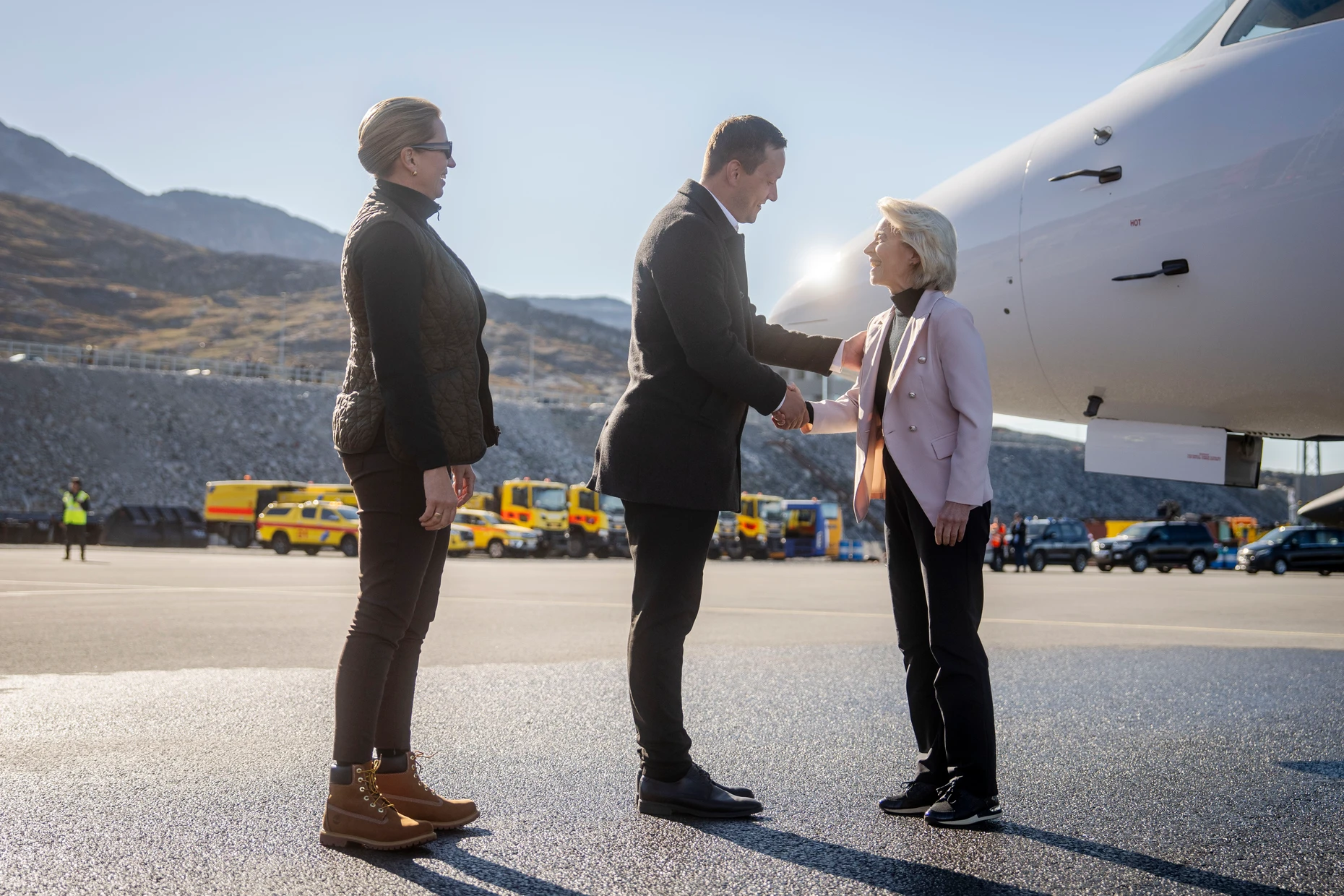 Frederiksen und Nielsen heißen von der Leyen am Sonntag in Nuuk willkommen.