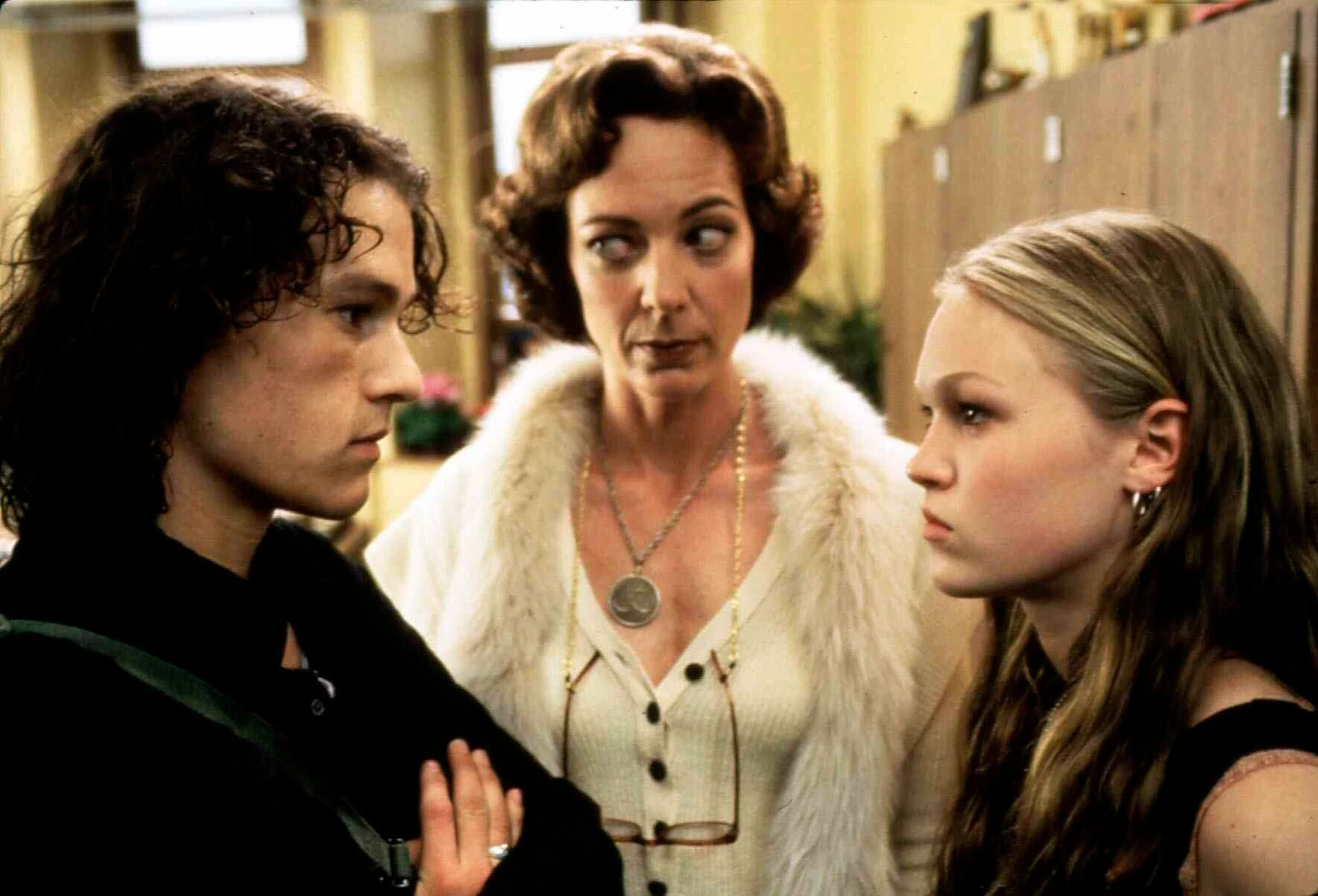 Die Direktorin (Allison Janney, Mitte) will lieber an ihrem Roman schreiben, als sich mit den Angelegenheiten der Schüler Patrick (Heath Ledger) und Kat (Julia Stiles) herumzuschlagen.